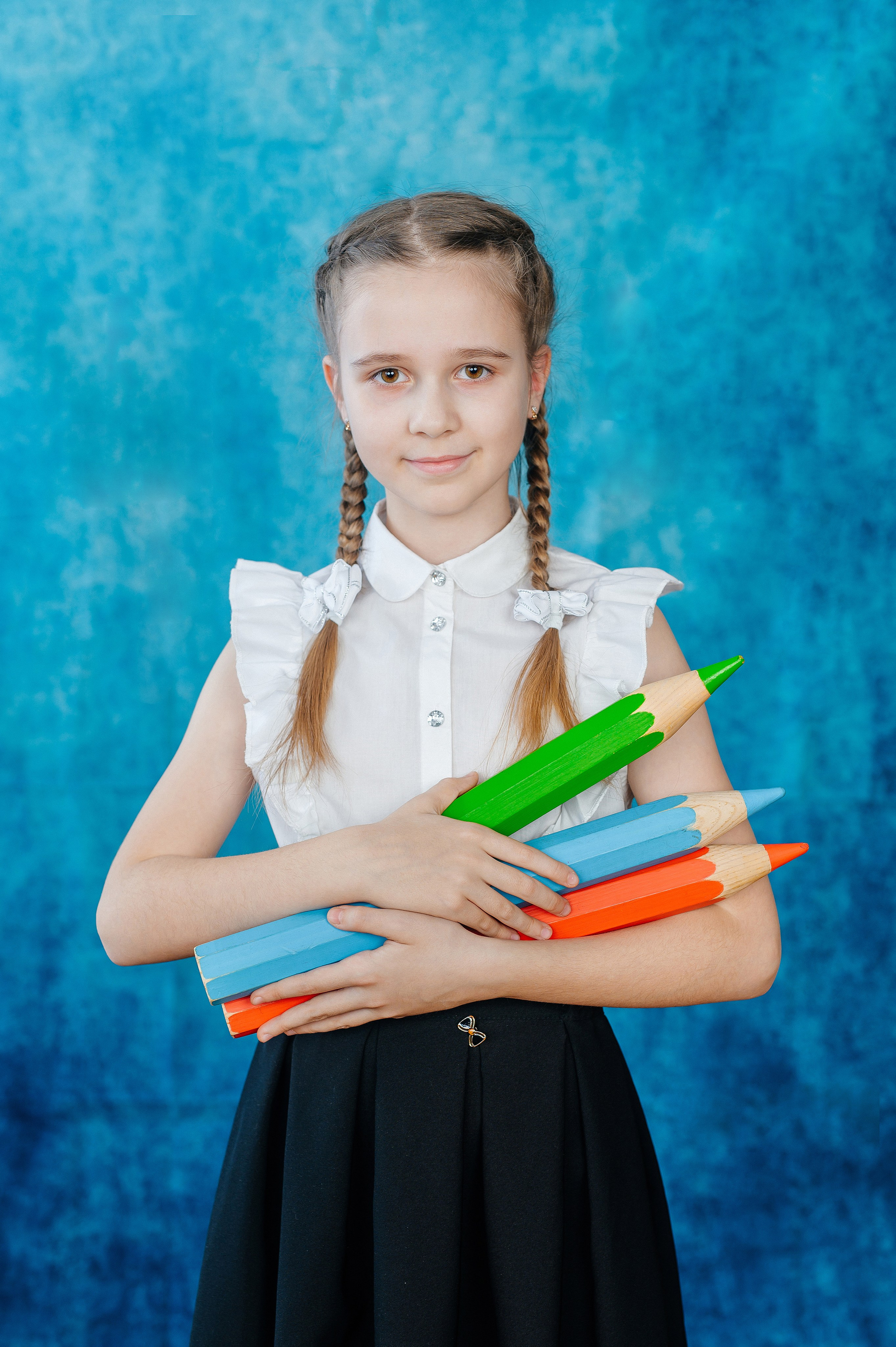 Портреты на голубом фоне. Семейный фотограф в Барнауле