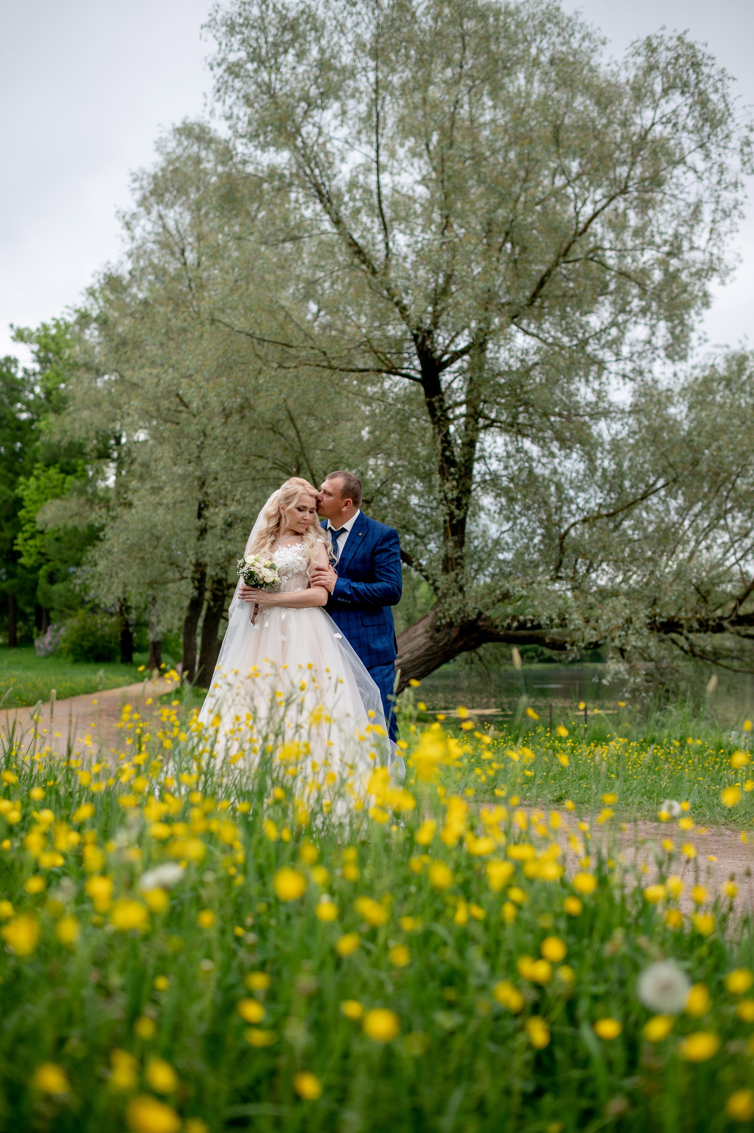 Евгения (фотосессия с малиновым chevrolet camaro, в сирени в Пушкине в Екатерининском парке). Портретный, семейный и свадебный фотограф в Санкт-Петербурге и в Пушкине Ширяев Денис