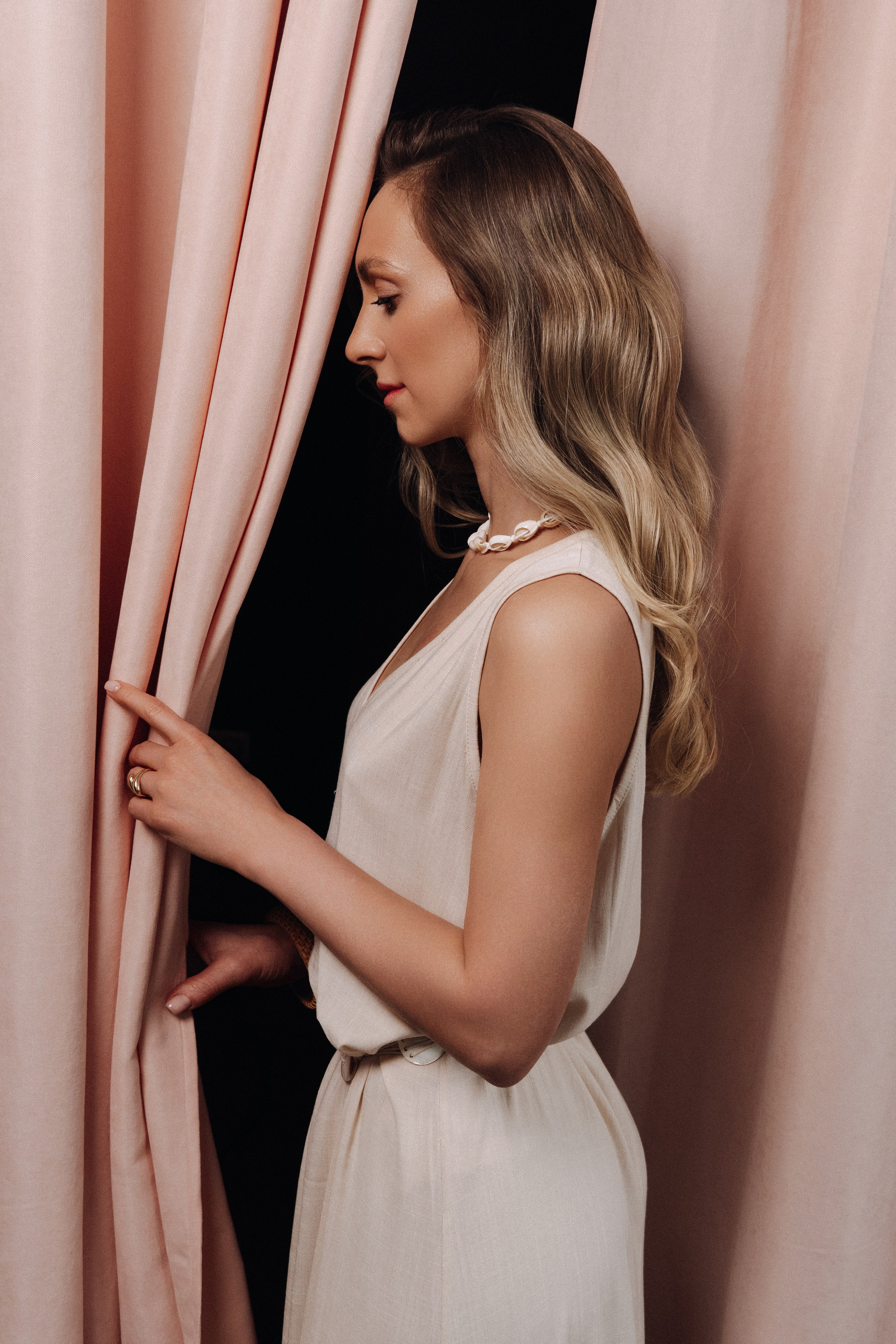 фотосессия со розовыми шторами