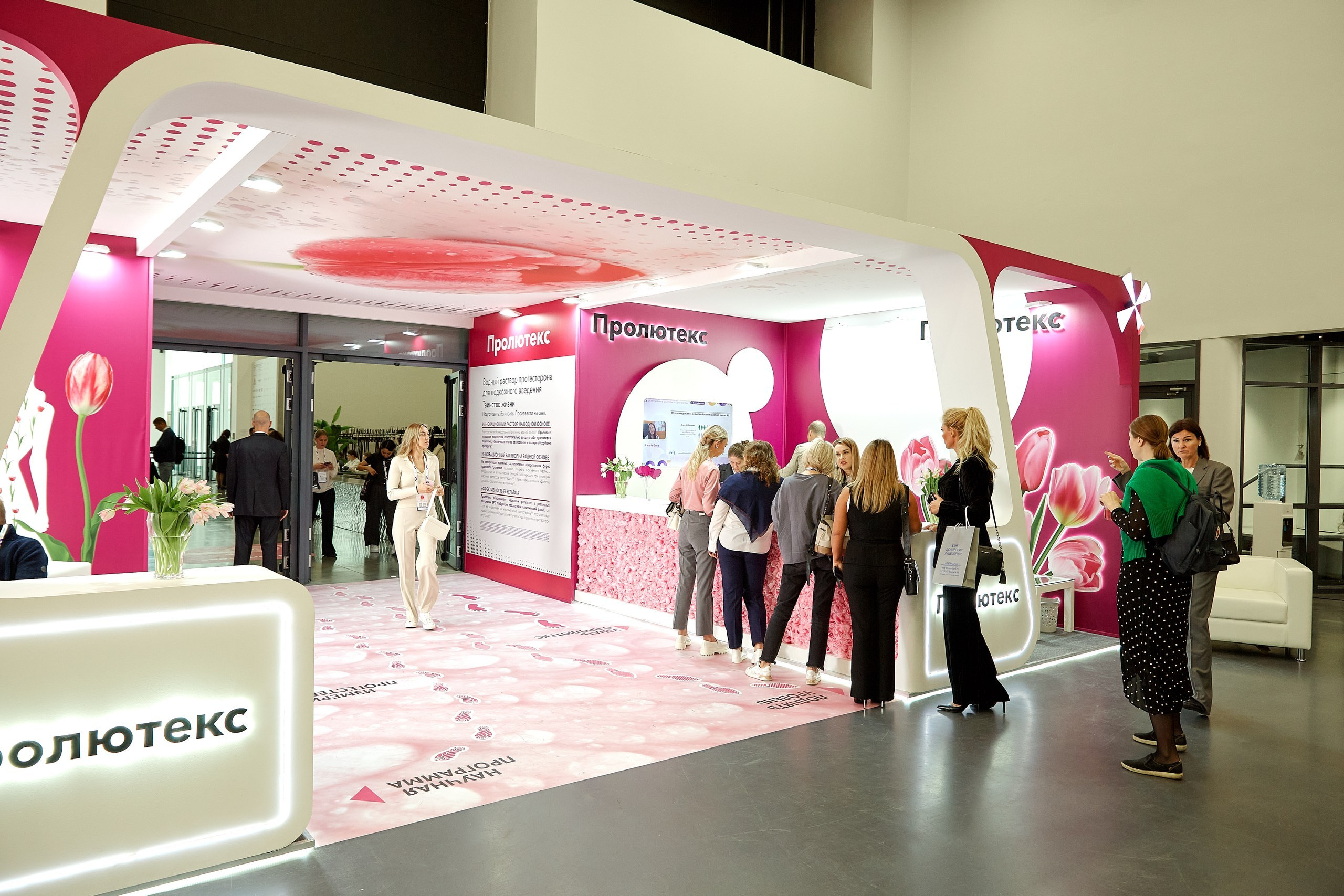 Стенд компании Angelini Pharma / Конференция РАРЧ 2023. Антон Артюшин, портретный фотограф. Москва