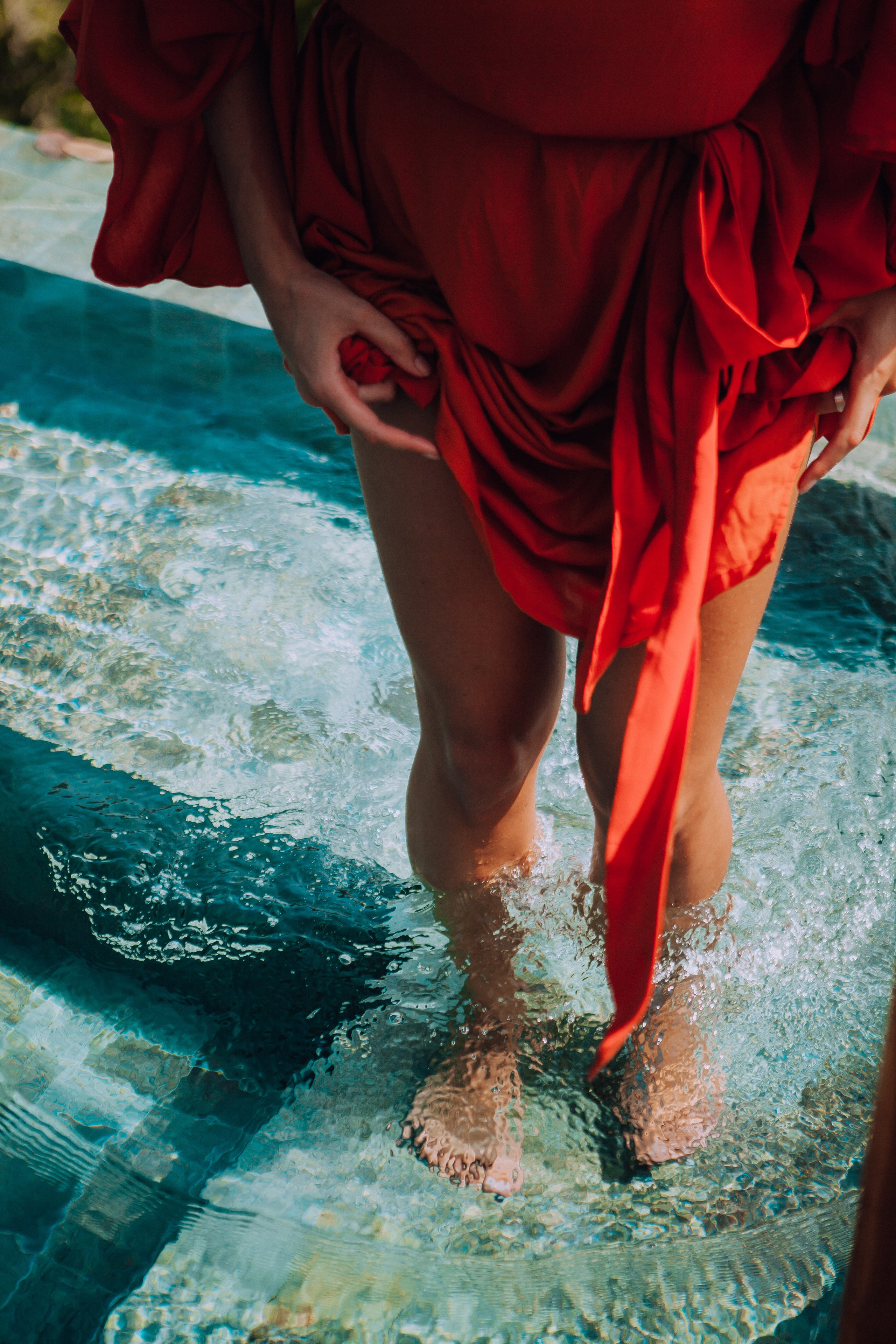 Девушка в красном платье в отеле Malabar Hill — Роскошная портретная съемка | Шри-Ланка. Фотограф на Шри-Ланке