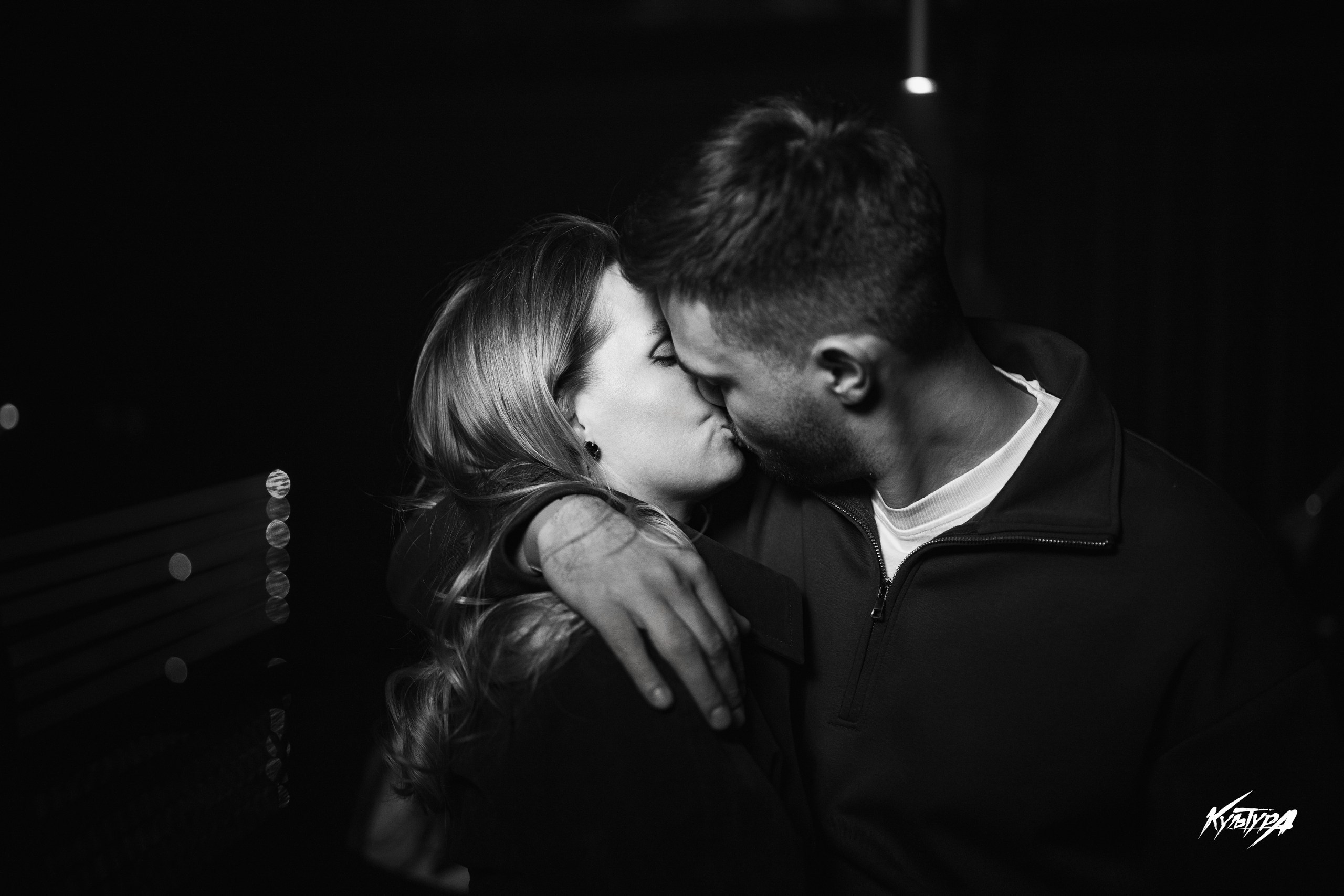 Фотосъёмка в ночном клубе: репортаж, портретные фотографии гостей и общий план интерьера с клубным освещением