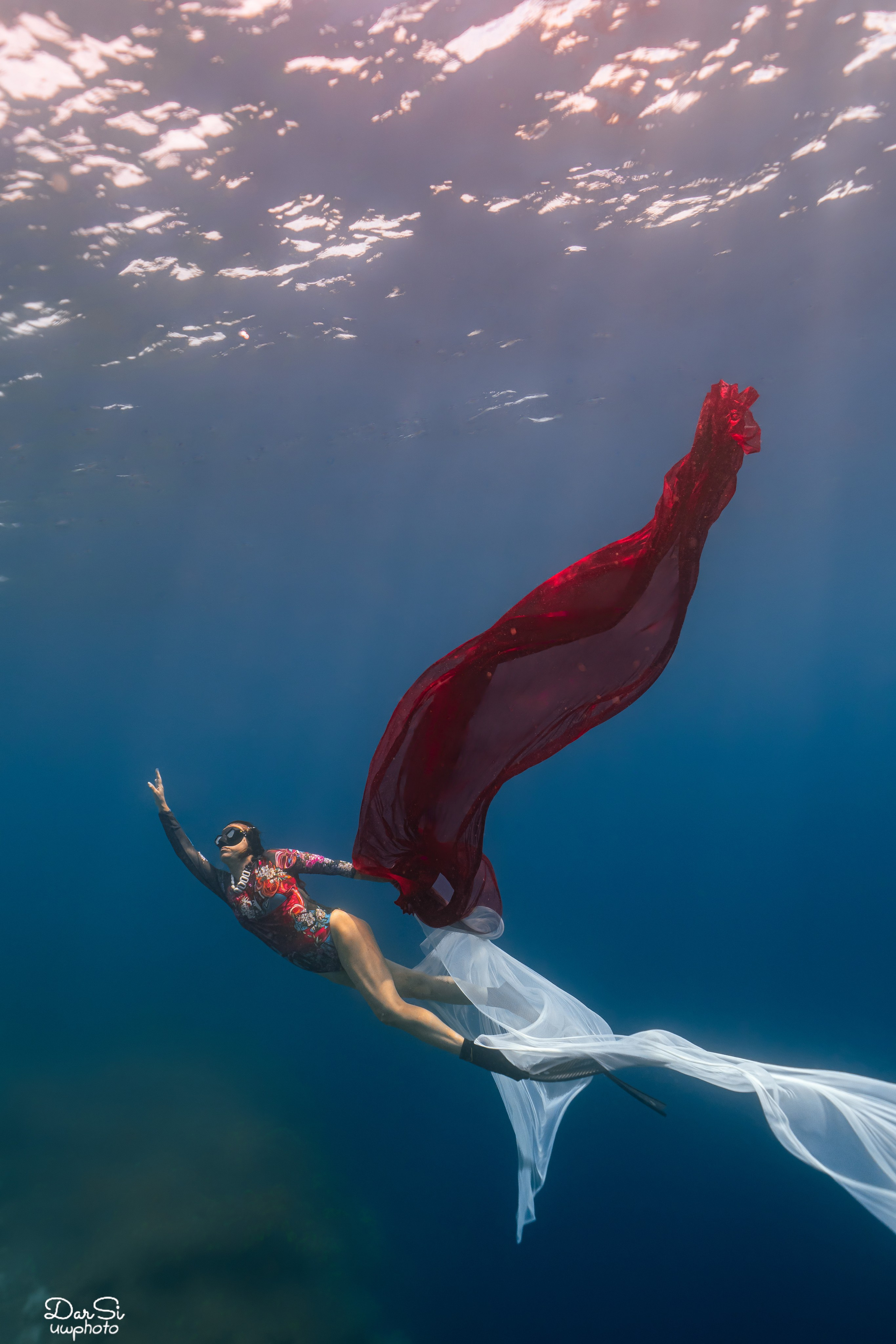 Фотосессия авторская (ткани, зеркала, шарики и т. д.). Underwater Photographer in the Philippines — Daria Sinitsina