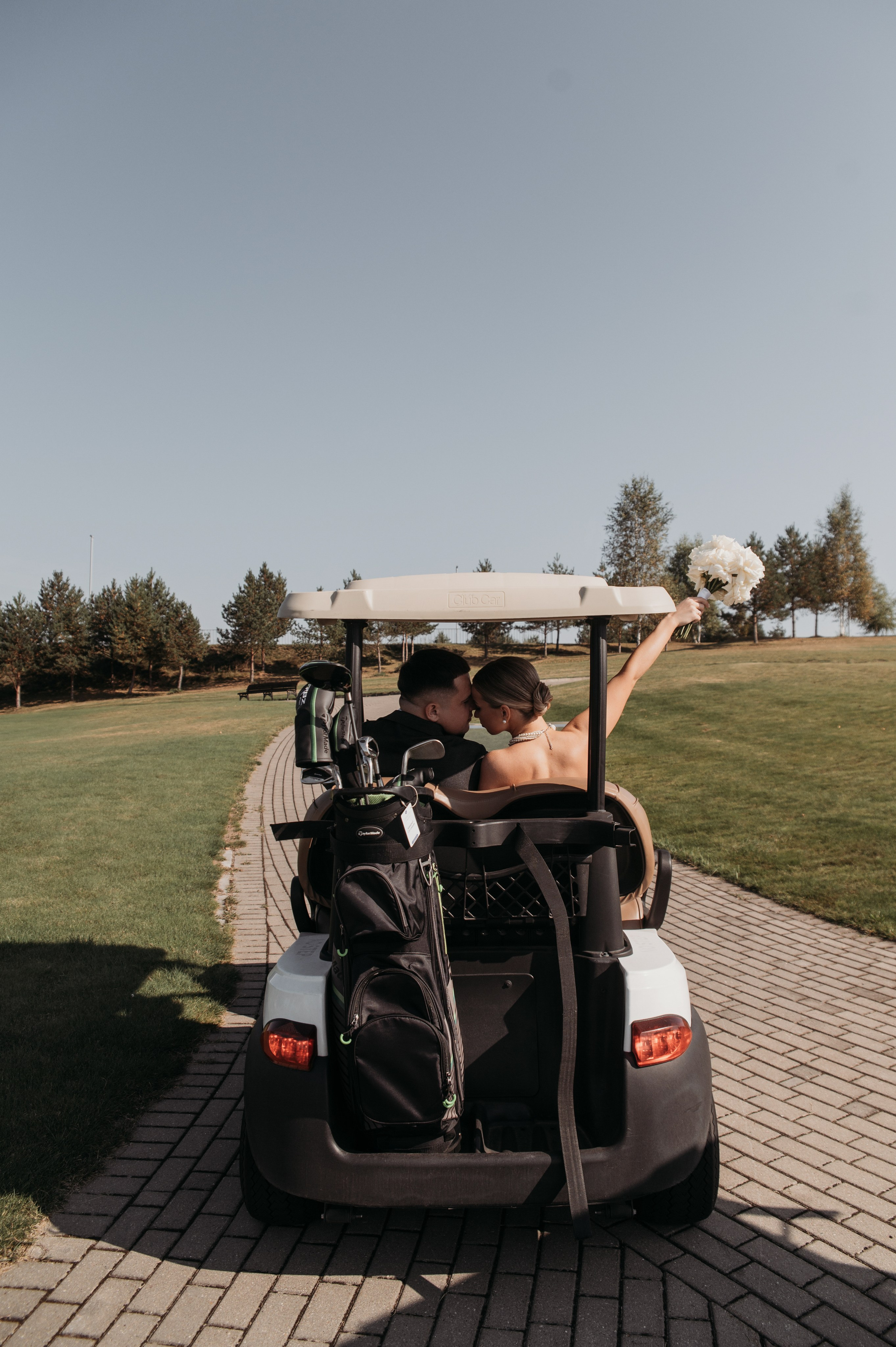 Свадебная фотосессия в Завидово гольф поле с утром невесты и красивым свадебным банкетом. Свадебный фотограф в Твери, Москве и Санкт-Петербурге Денисова Екатерина