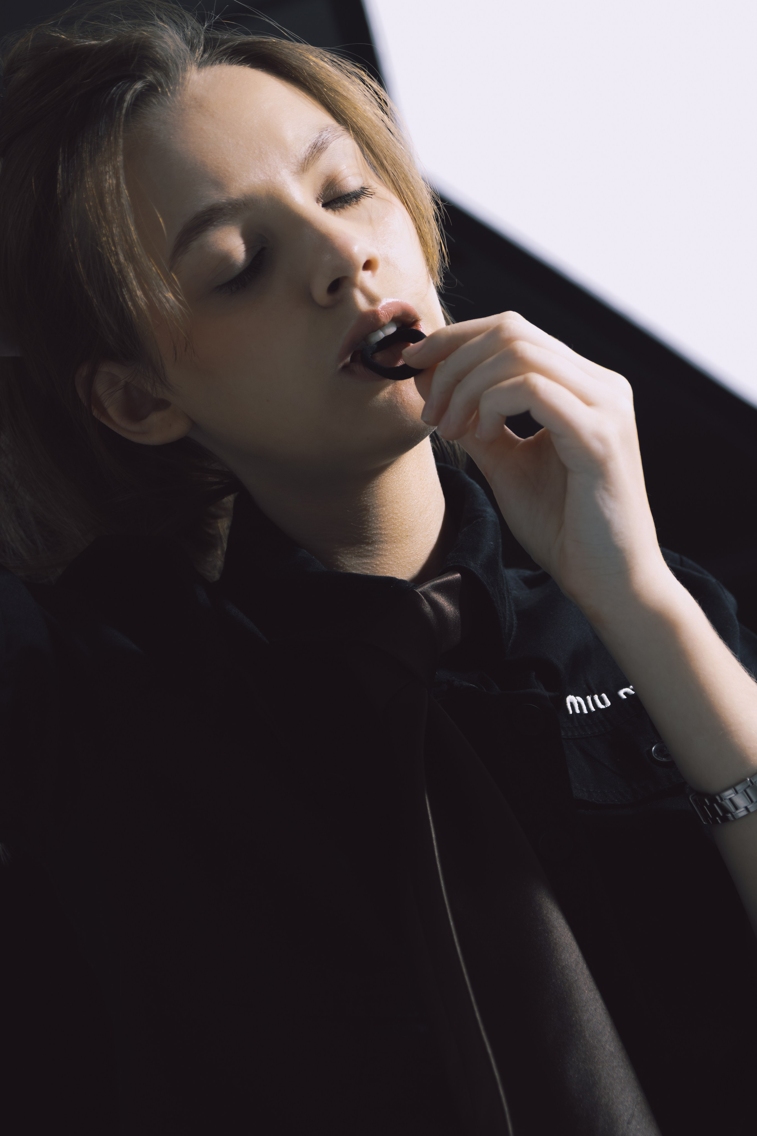 Хромированное кресло как элемент композиции в студийной фотосессии.