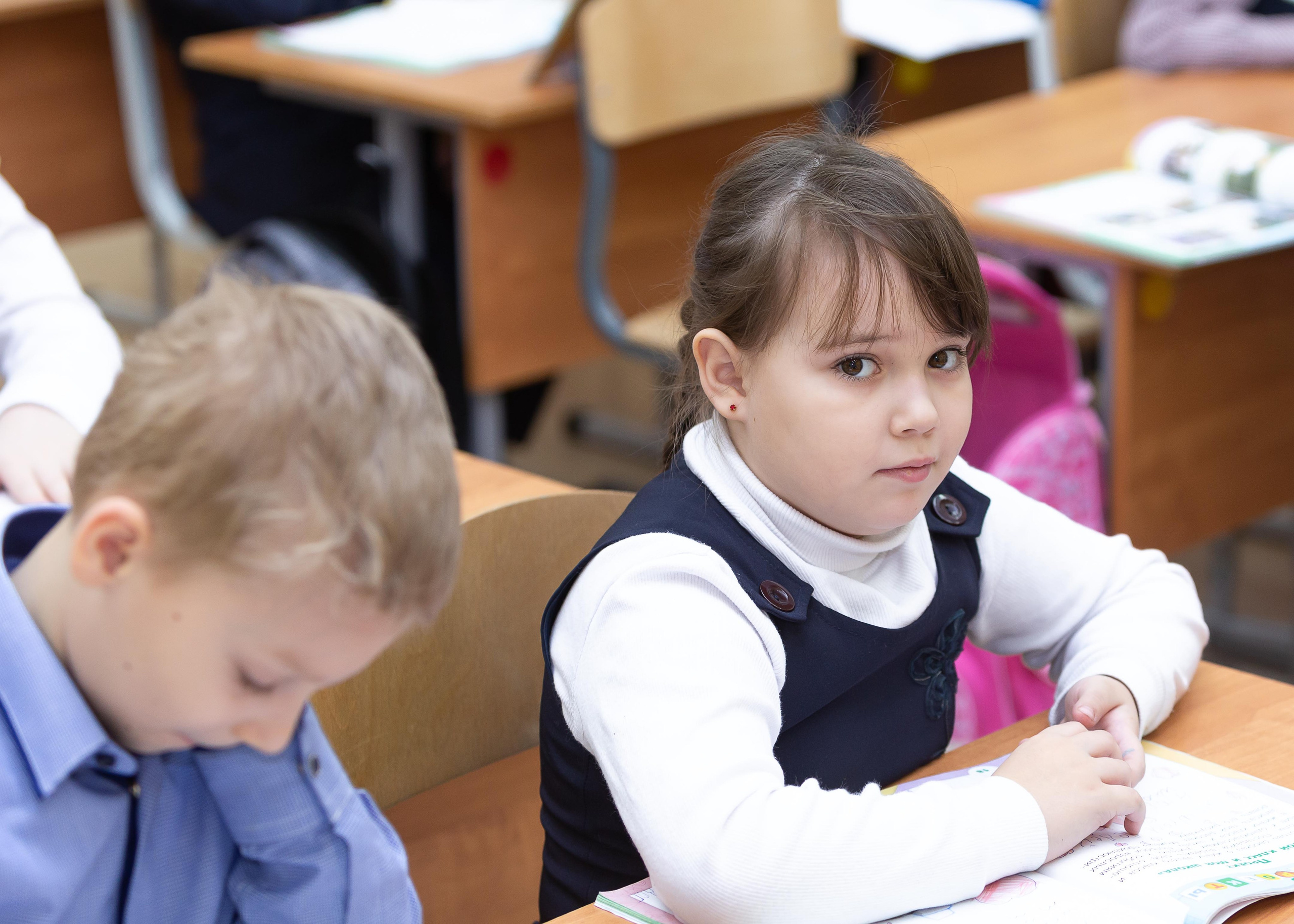 Девочка с мальчиком за партой