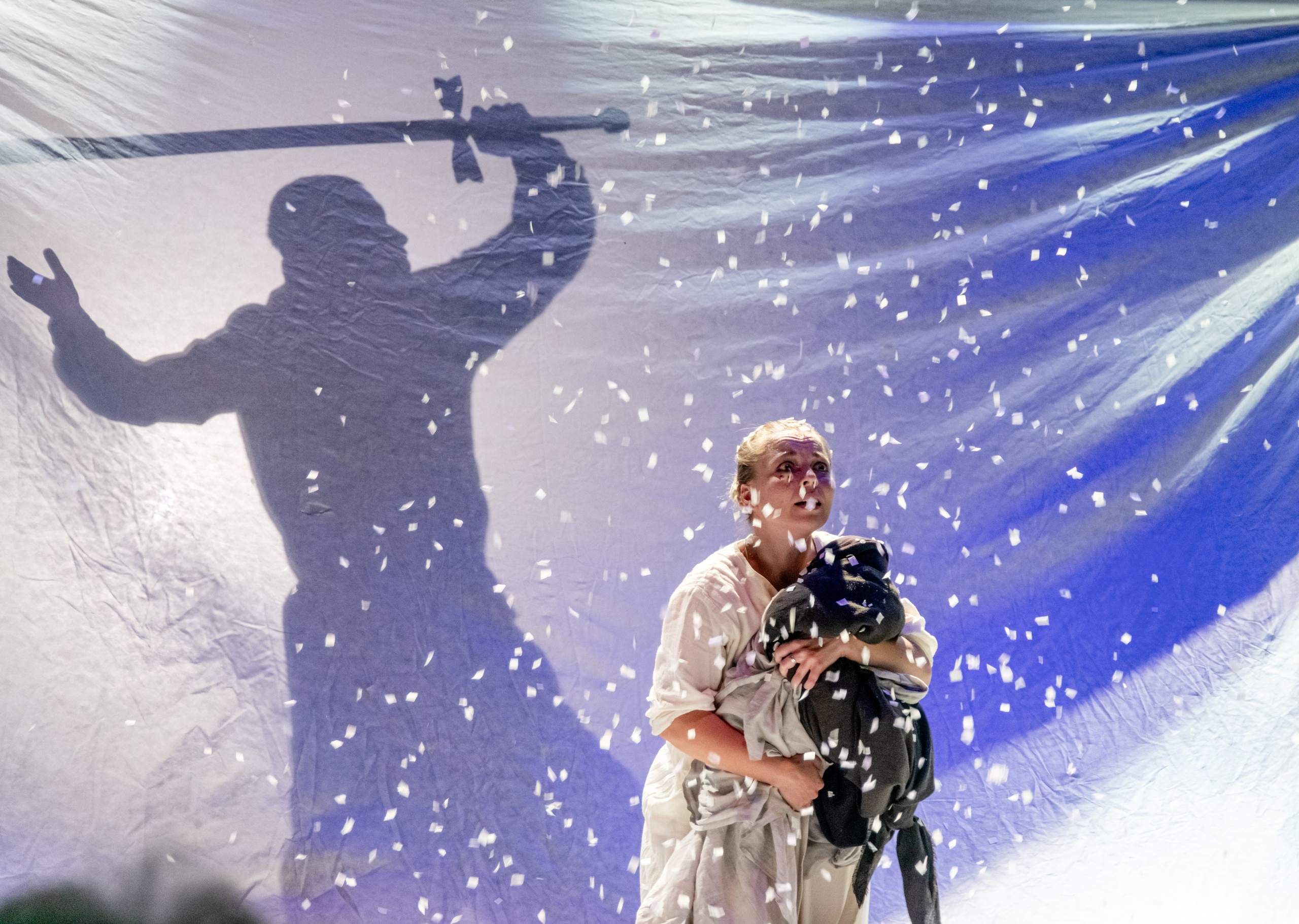 Актриса Анастасия Карпинская в образе Груше Вахнадзе в постановке "Кавказский меловой круг" театра "Самарская площадь". Сцена из спектакля Брехта в Самаре - драматический момент, выразительная игра.