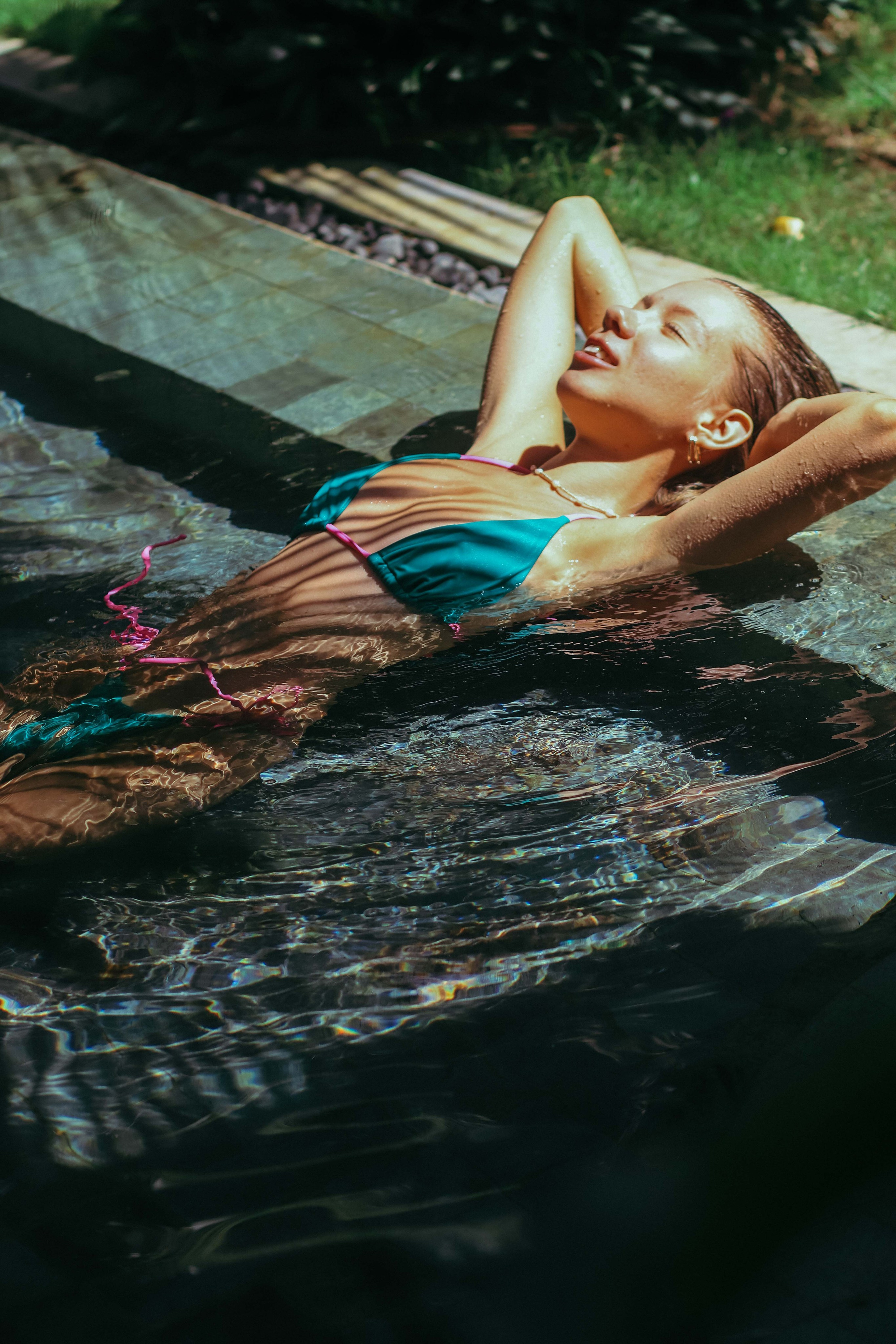 Эстетичная ню-фотосессия у бассейна в вилле Nirbana (Ахангама) | Яркие кадры с водой. Фотограф на Шри-Ланке