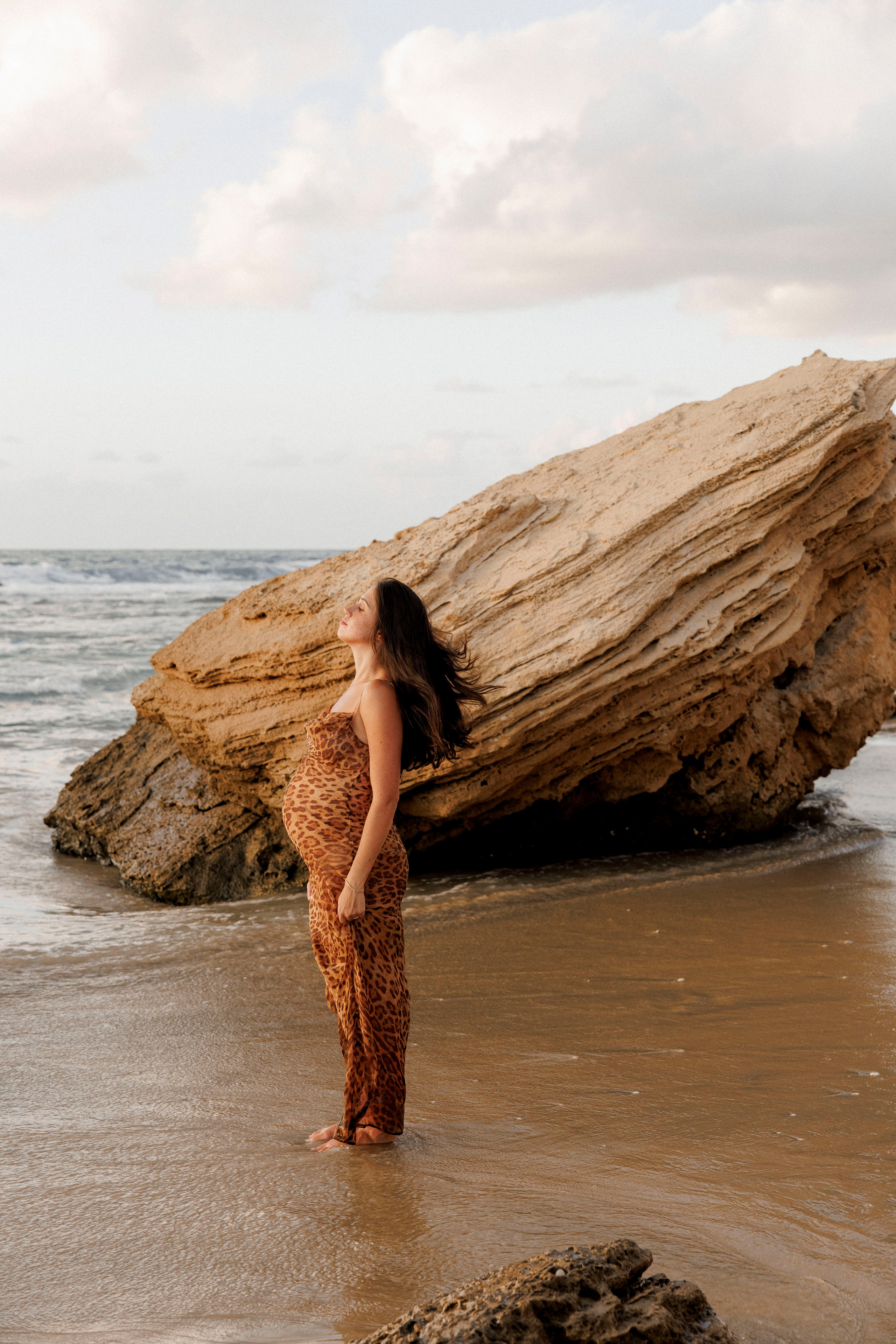 Pregnancy photoshoot near the sea. Wedding and family photographer