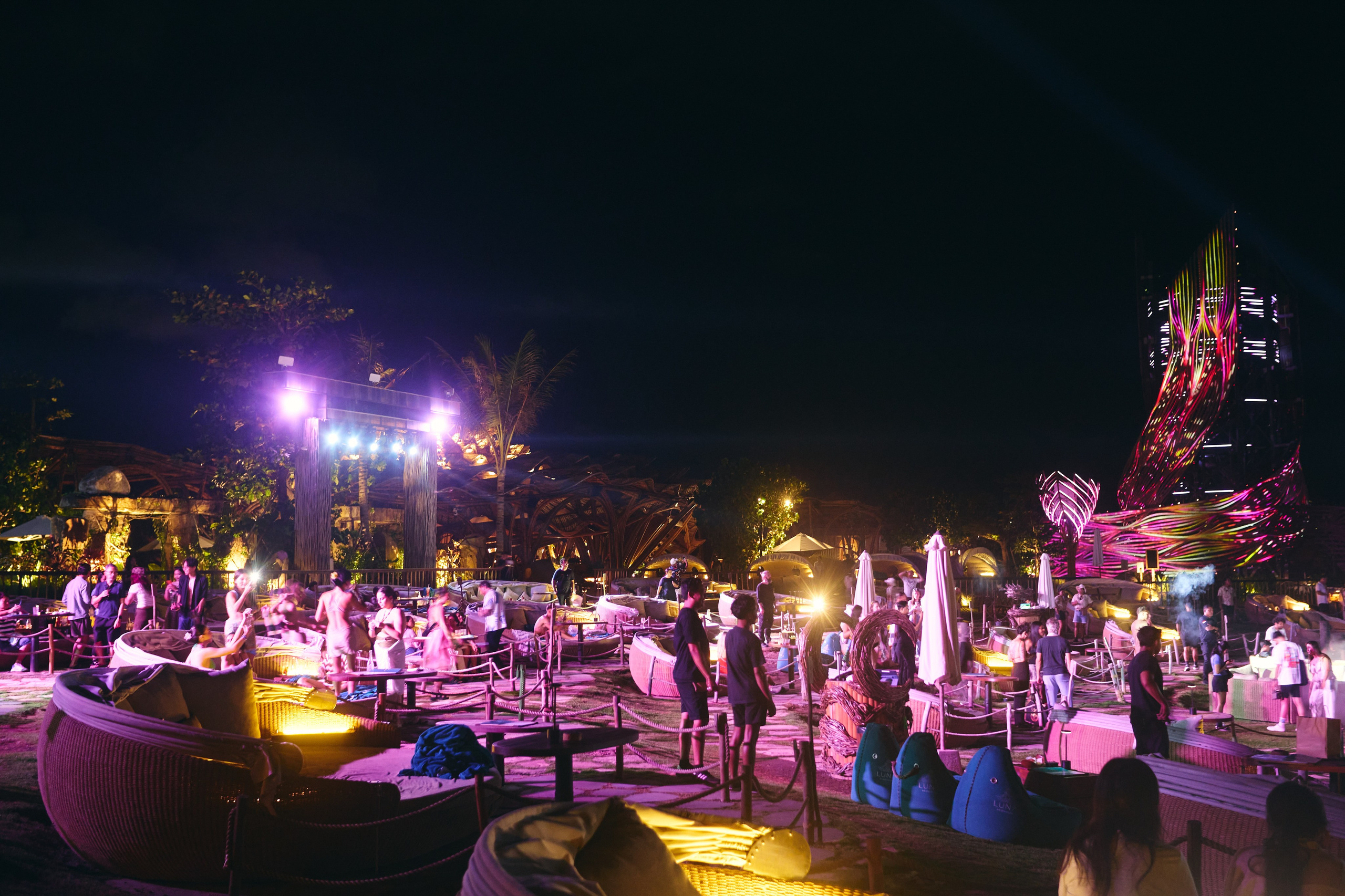 NuanuNight. See the moment and catche. commercial and reportage