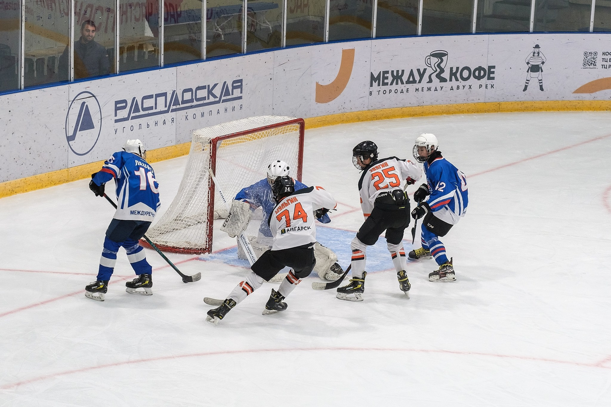 Никита Максимов в объективе: захватывающие кадры хоккейного противостояния между "Вымпелом-2011" (Междуреченск) и "Ермаком" (Ангарск).