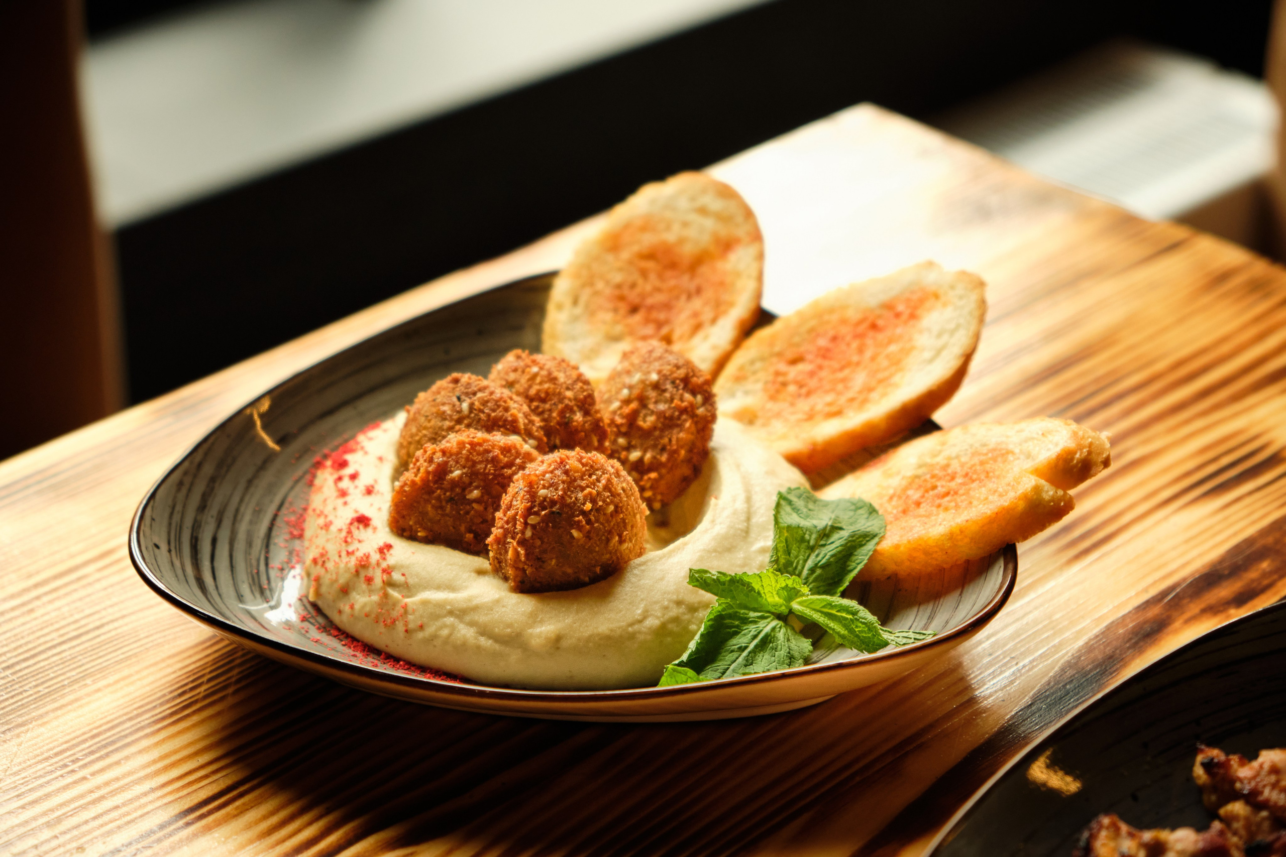 რესტორნის ფოტოგადაღება ბურგერებითა და გრილ მენიუთი | ფუდ ფოტოგრაფი და ინტერიერები თბილისი. კომერციული ფოტოგრაფი თბილისი | კერძებისა და პროდუქციის გადაღება | გორბაჩოვი ვიტალი