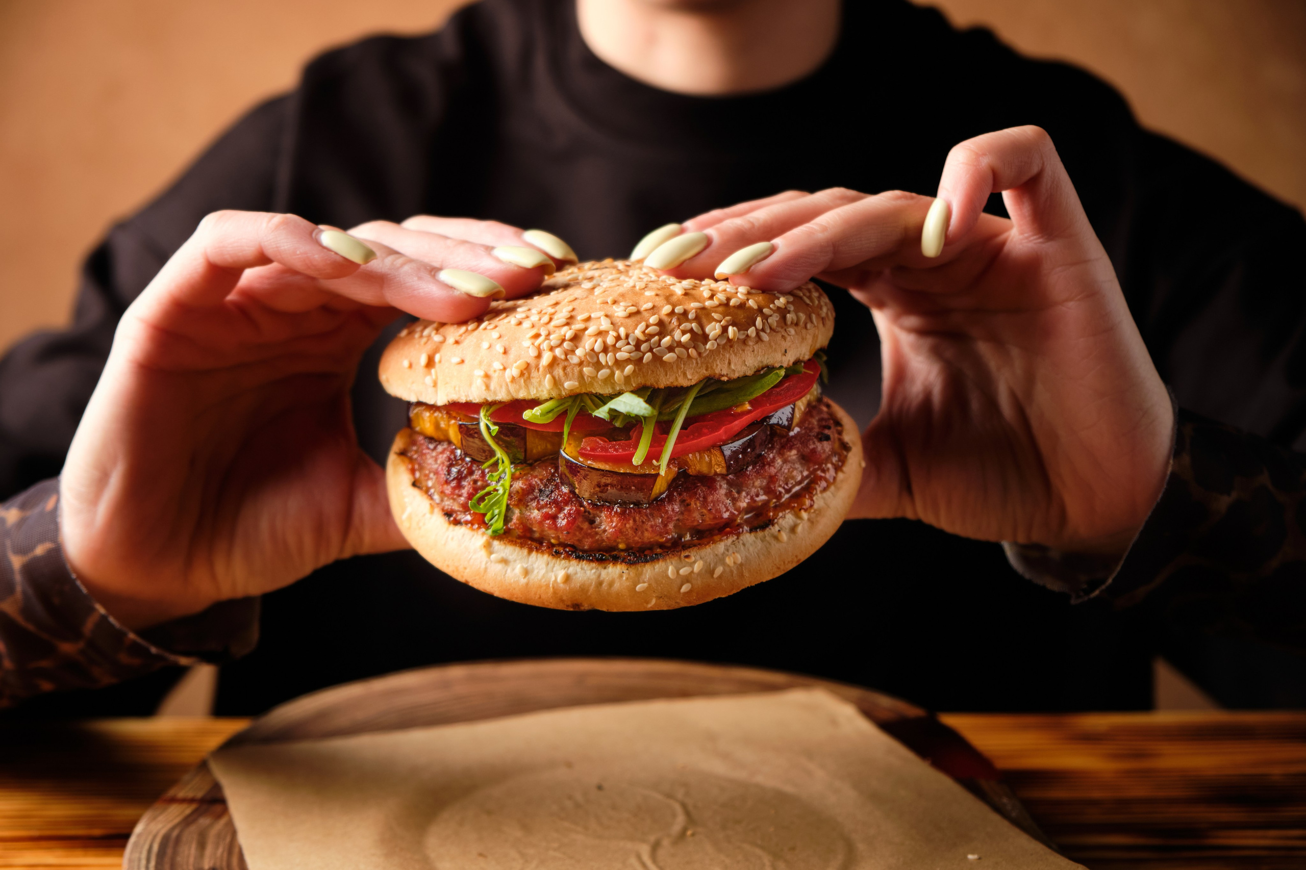 რესტორნის ფოტოგადაღება ბურგერებითა და გრილ მენიუთი | ფუდ ფოტოგრაფი და ინტერიერები თბილისი. კომერციული ფოტოგრაფი თბილისი | კერძებისა და პროდუქციის გადაღება | გორბაჩოვი ვიტალი