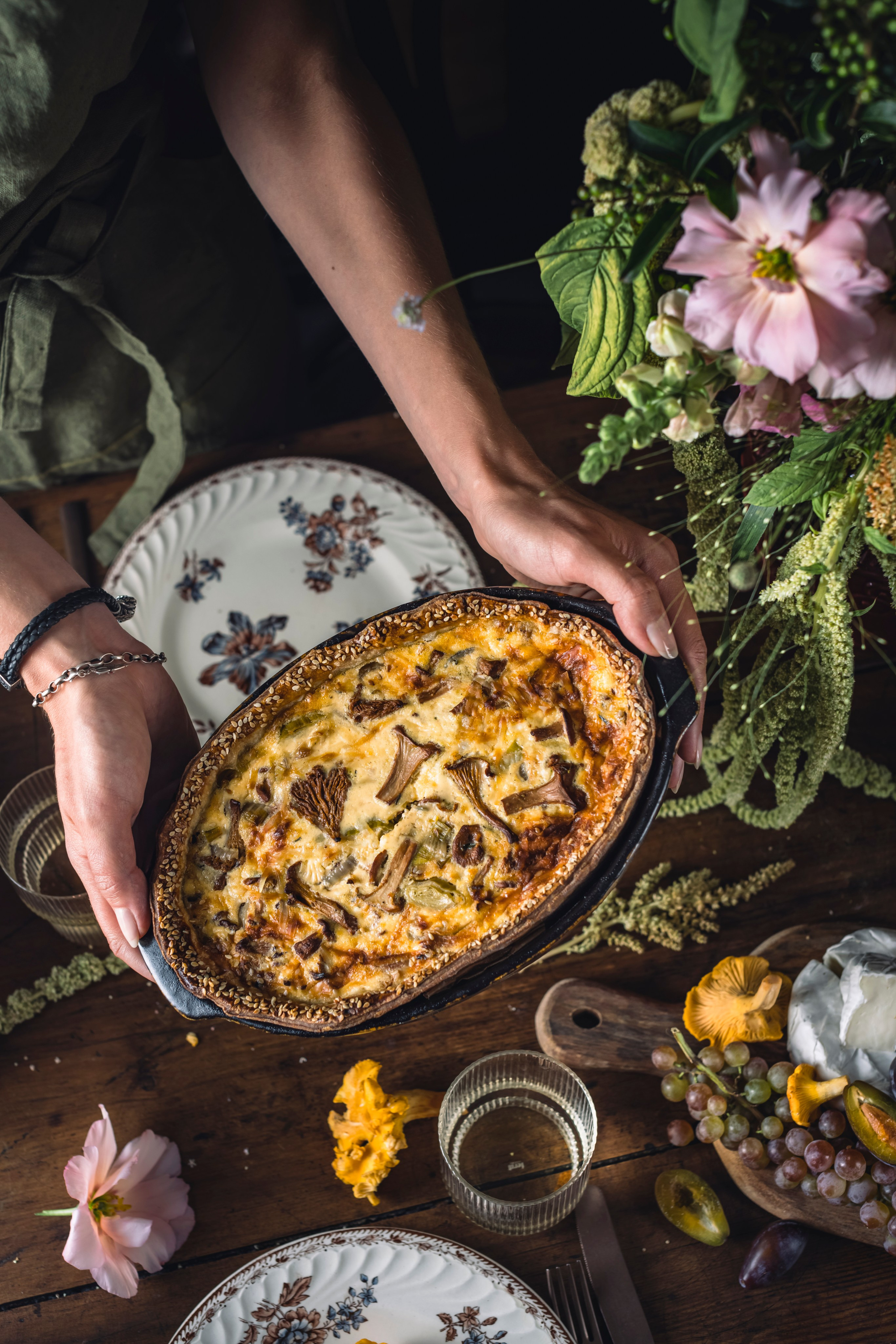 Киш с лисичками сервировка. Foodie Stories (гастрономические истории) рекламная фуд-фотосъёмка, Москва