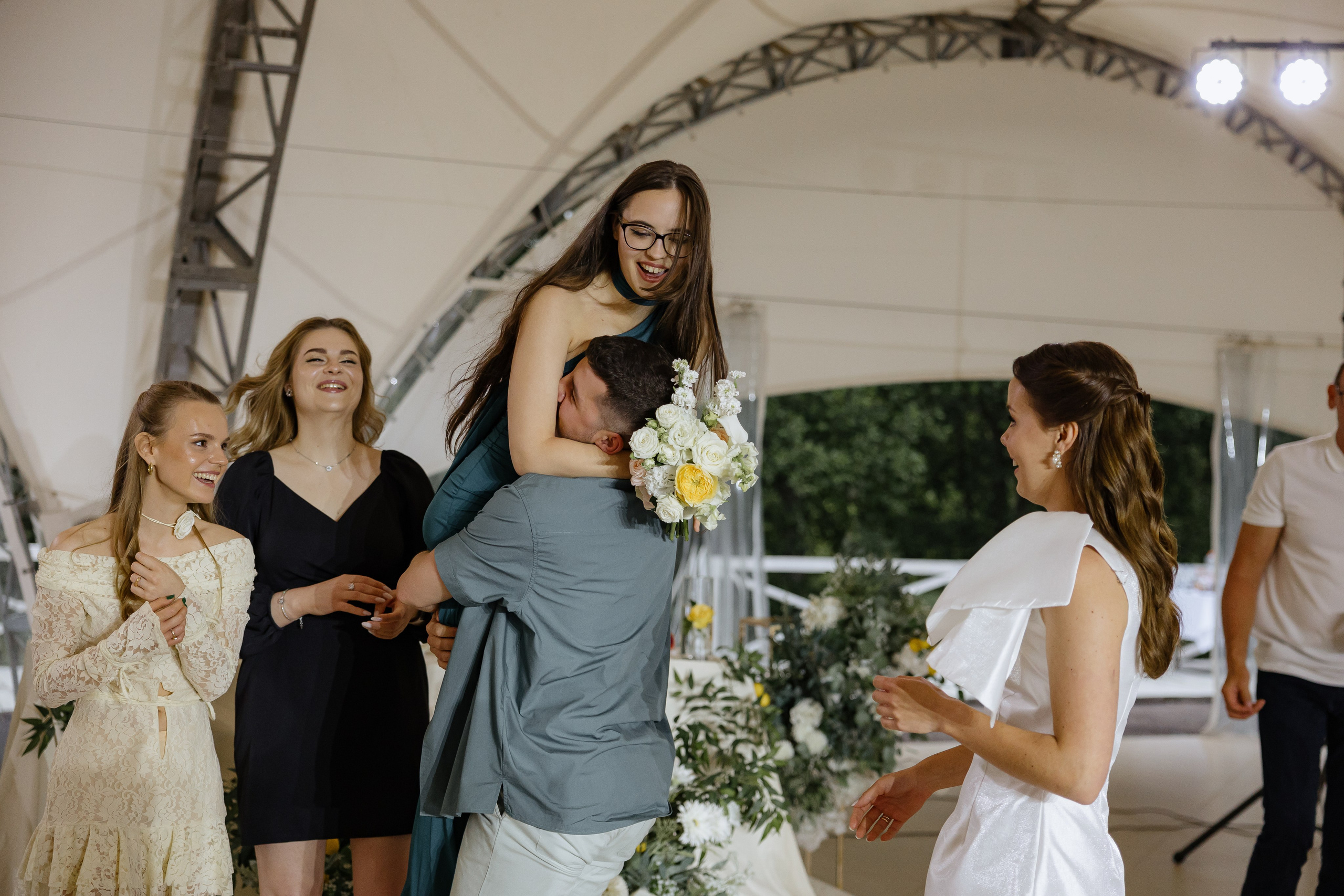 Июньская свадьба на берегу реки. Фотограф Сергей Ртищев в Москве и РФ