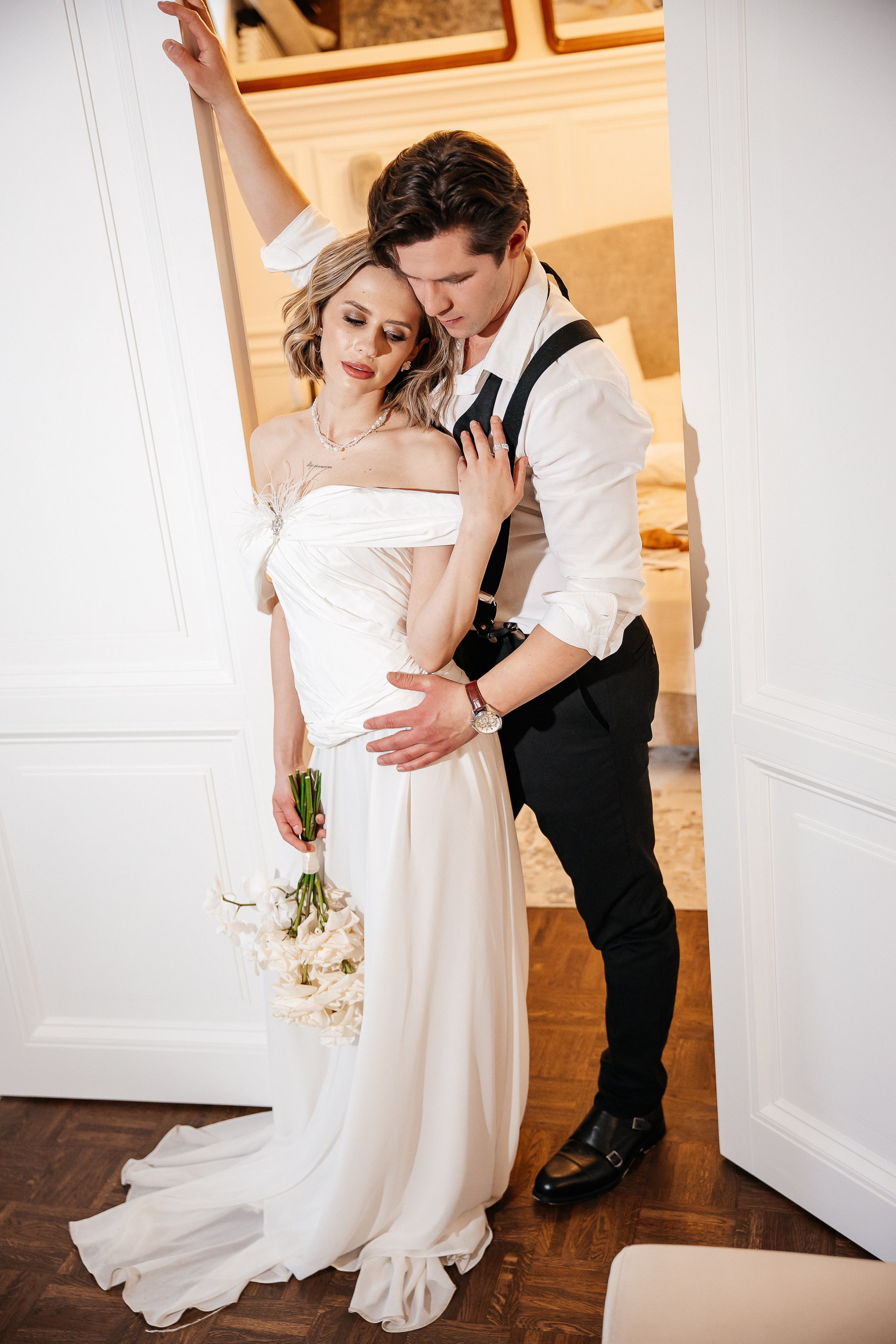 Утро жениха и невесты в отеле. Свадебный и семейный фотограф в Москве Красинская Мария