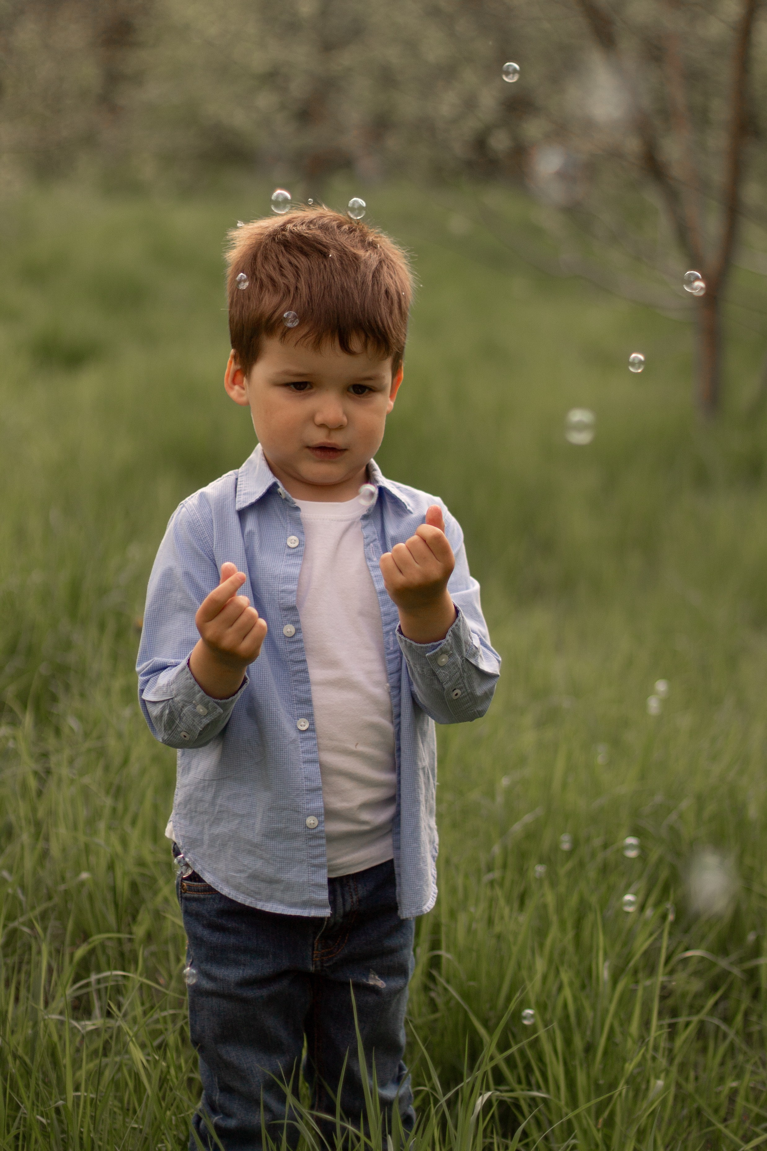 фотография мальчика с мыльными пузырями