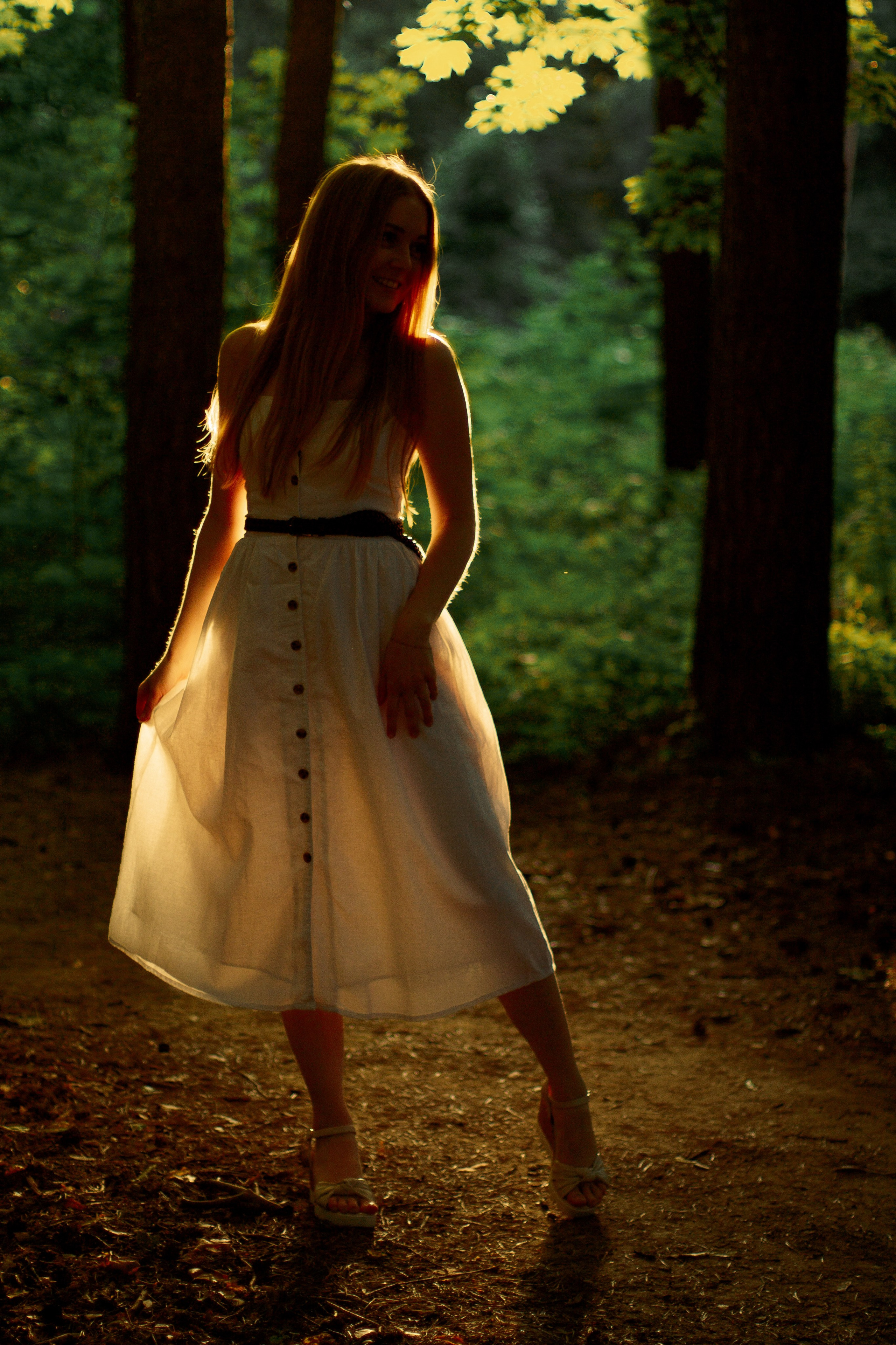 Фотография девушки в контровом свете, девушка на закате