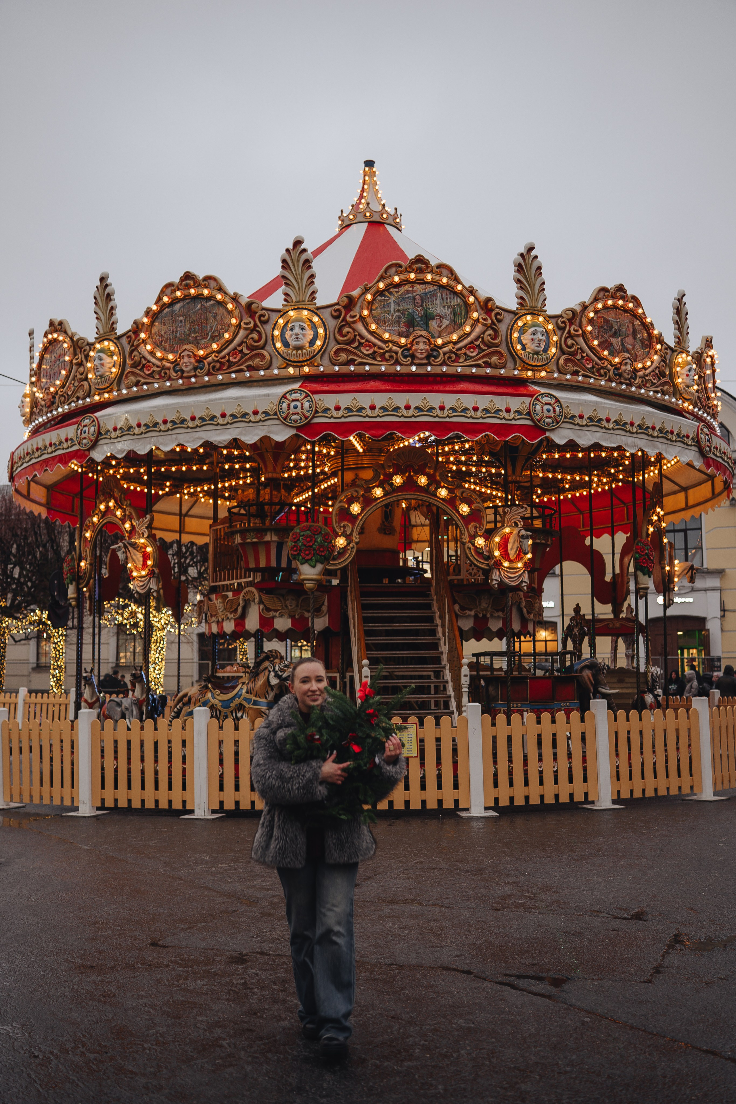 ПРОГУЛКА НА МАНЕЖНОЙ ПЛОЩАДИ ДЛЯ ДЕВУШКИ ПЕРЕД НОВЫМ ГОДОМ (НОВОГОДНЯЯ ФОТОСЕССИИЯ НА МАНЕЖНОЙ ПЛОЩАДИ). Профессиональный фотограф, Санкт-Петербург — Виктория Богомолова