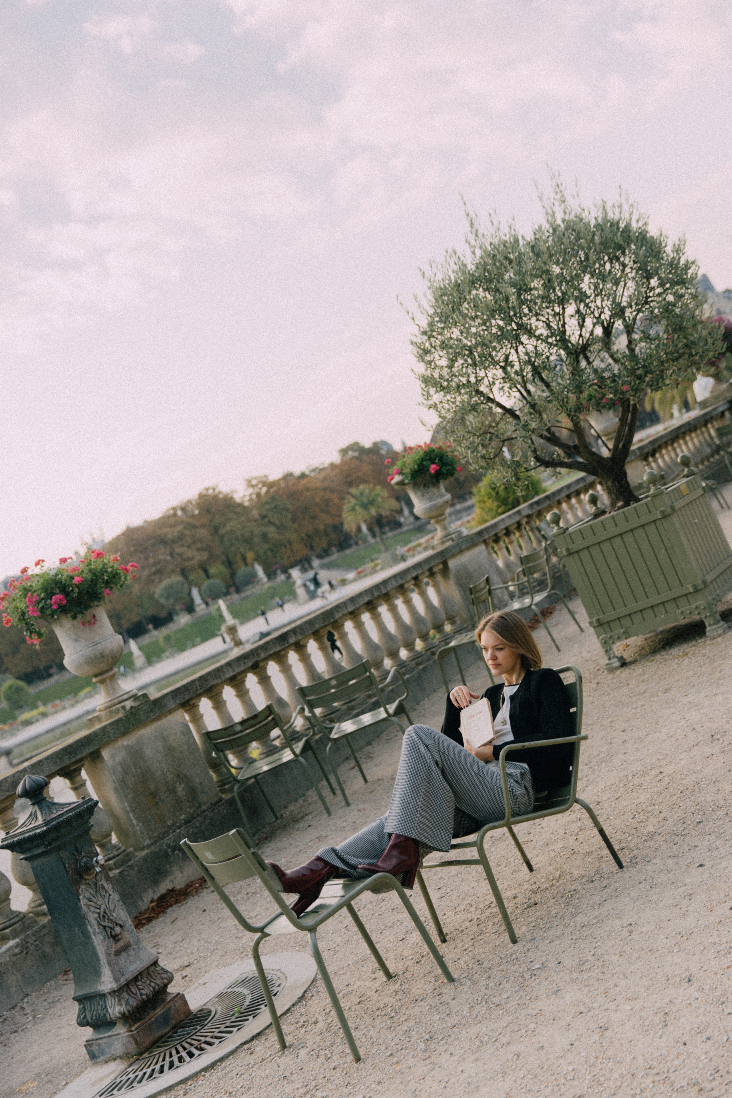 September sun. Photographer in Paris
