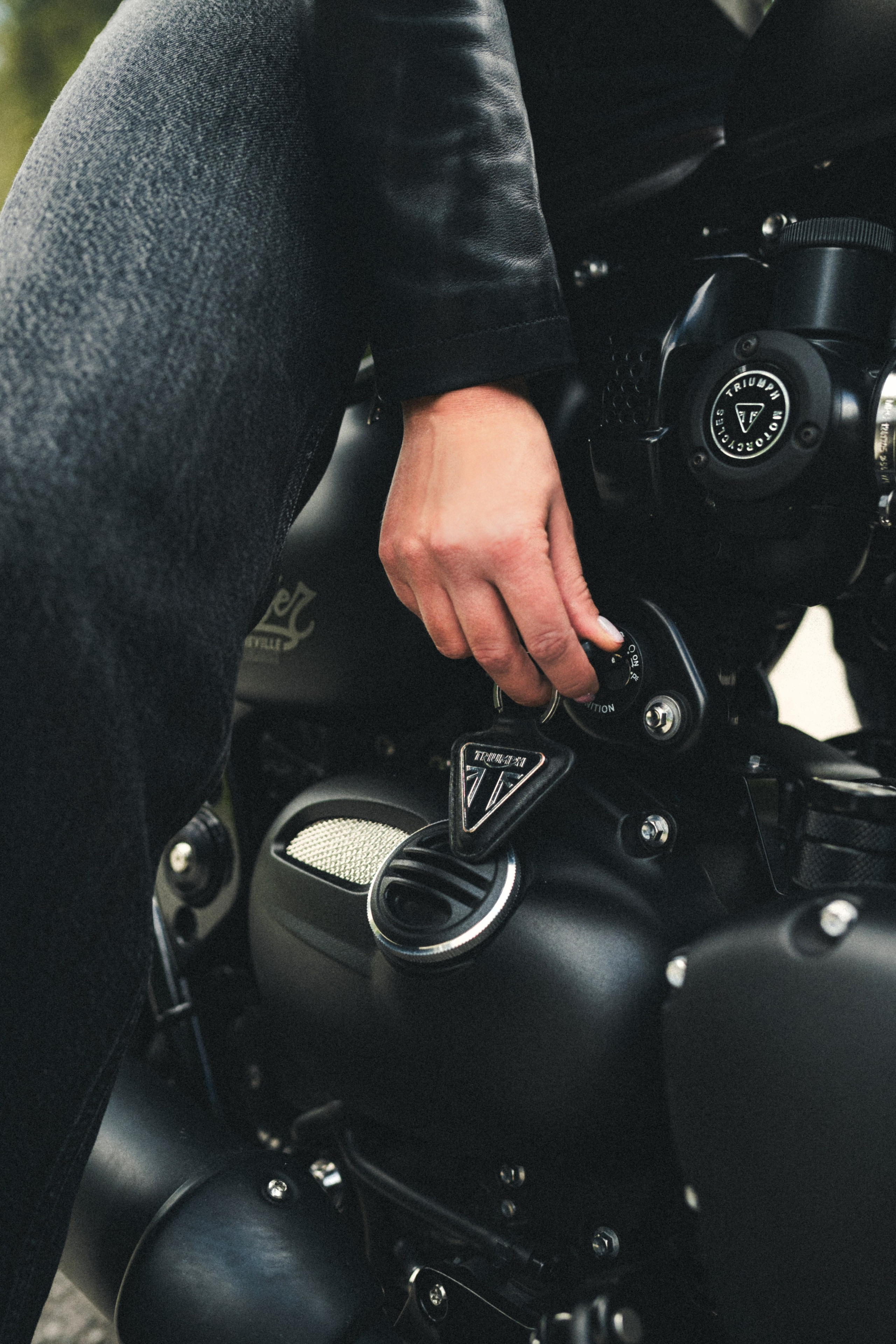 Портретная фотосессия с мотоциклом Triumph Bobber 1200. Фотограф Илья К. в Москве