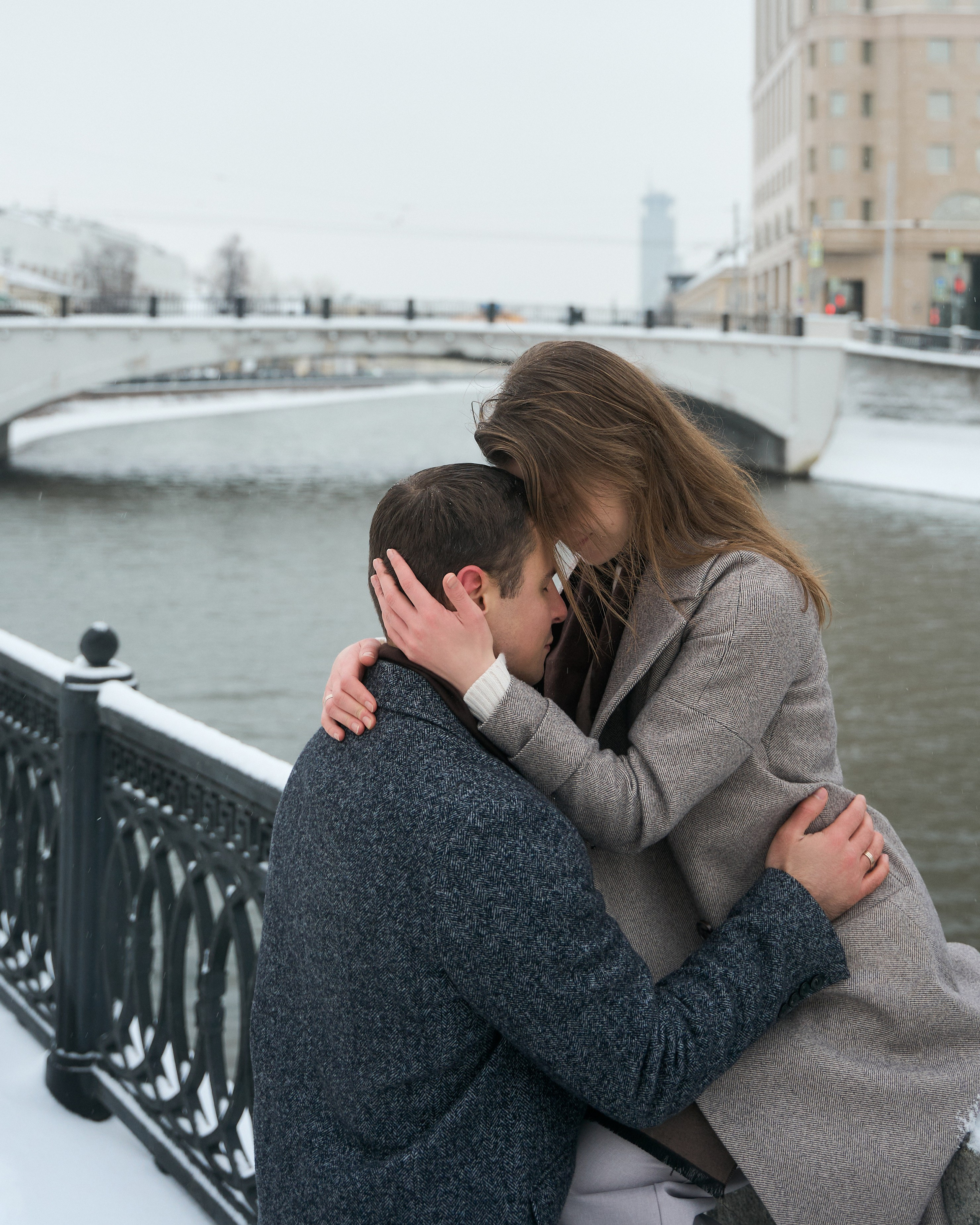 Любовь начинается с поцелуя. Minflo Photographer