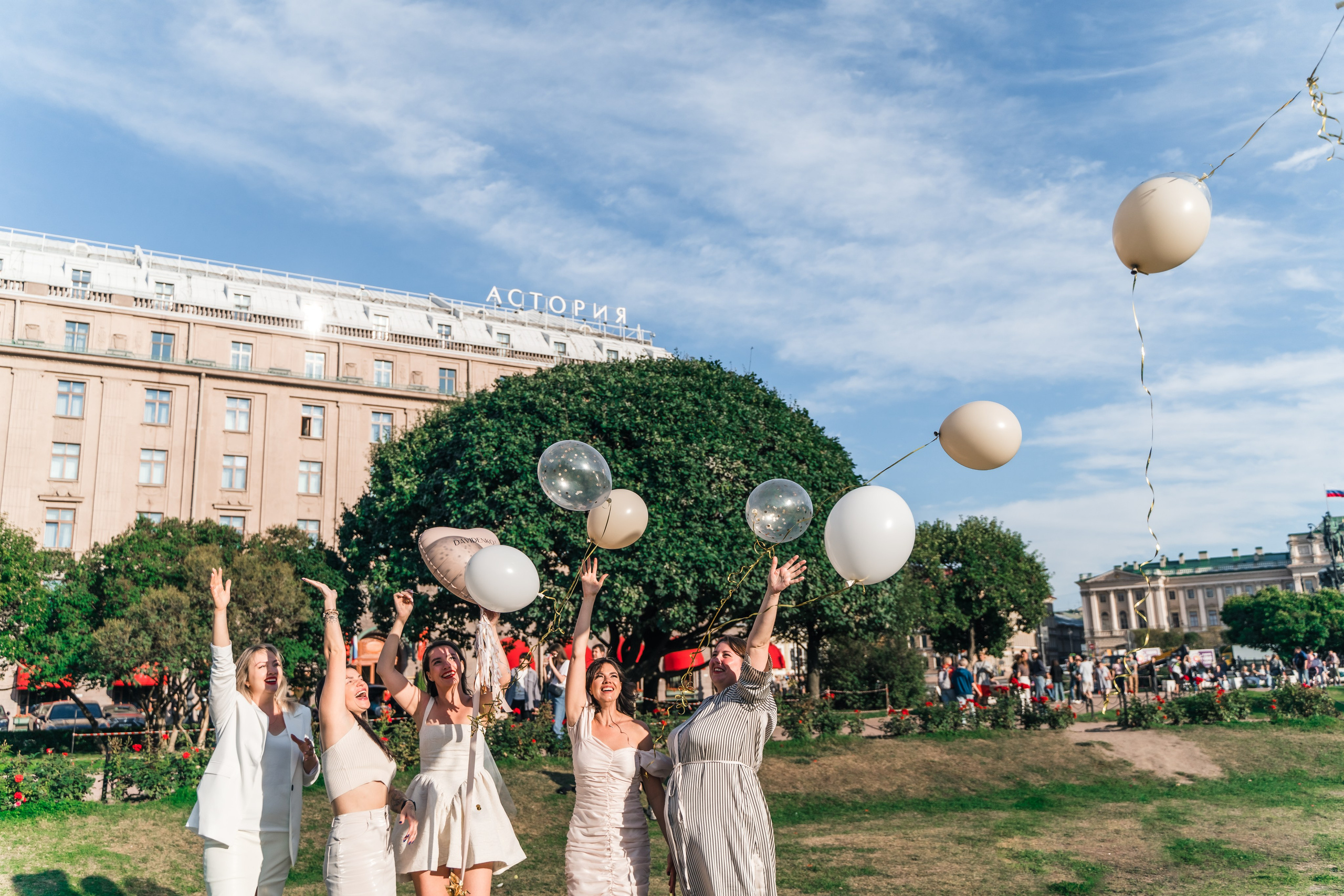 Фотосъемка девичника, встреча девушек, веселые женские портреты