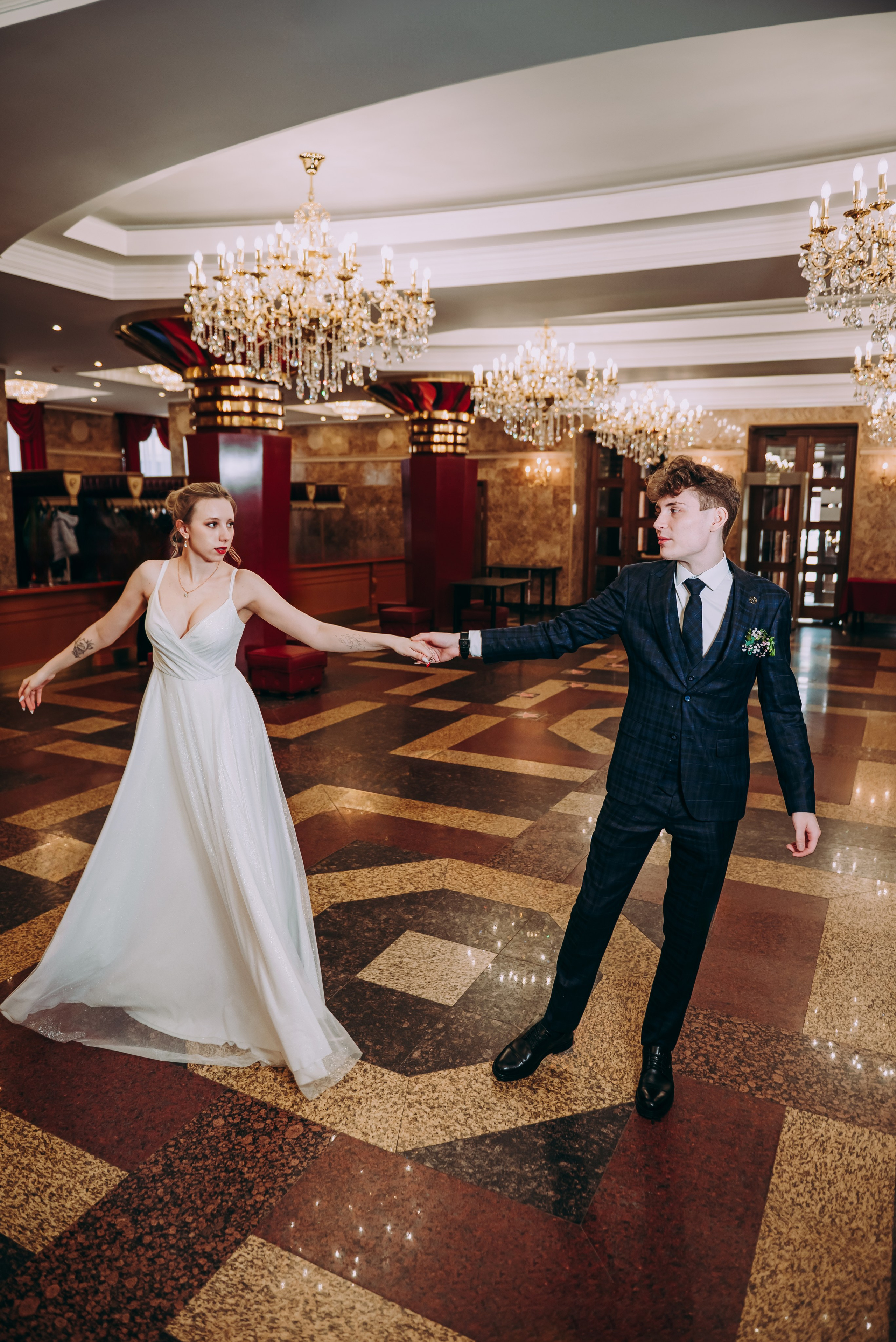 Свадебная фотосессия в музыкальном театре в г. Кемерово