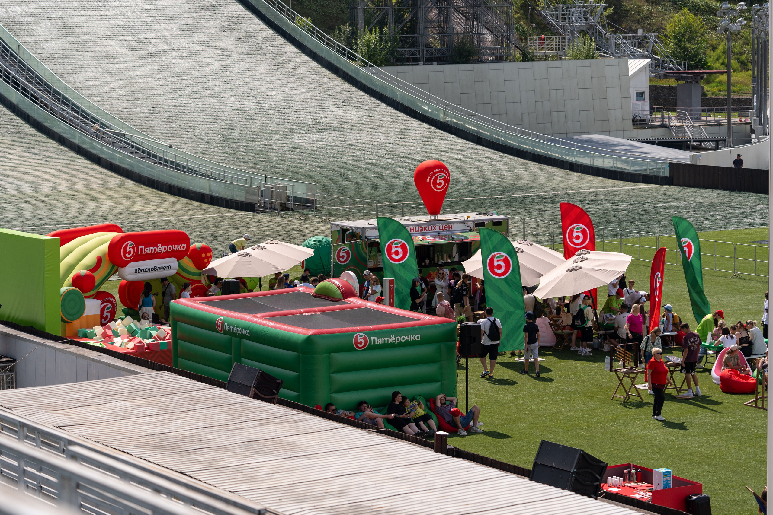 Фотоотчет партнеской интеграции для сети «Пятерочка» на фестивале «Grounded». Репортажный фотограф в Красной Поляне и Сочи Павлюченко Екатерина