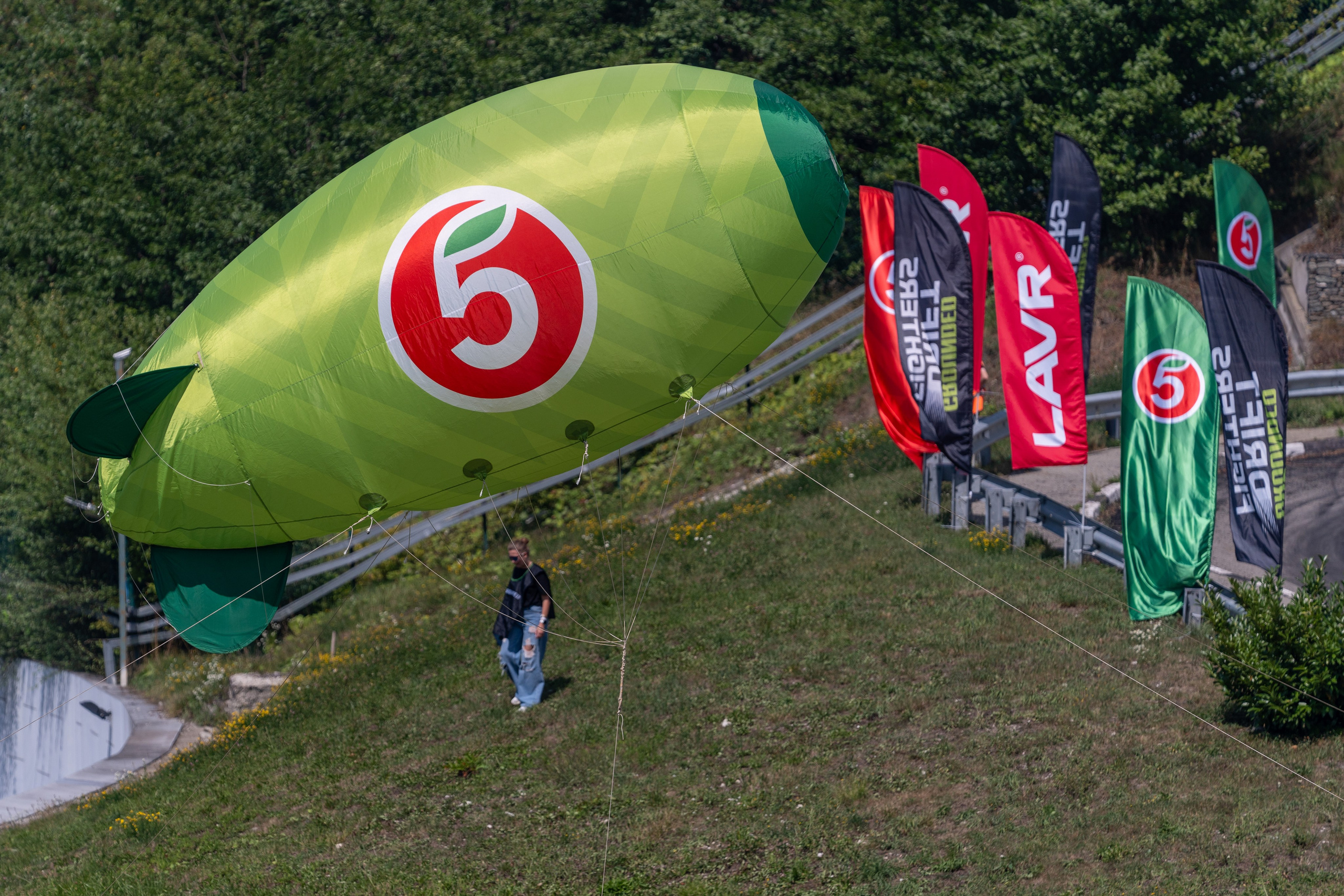 Фотоотчет партнеской интеграции для сети «Пятерочка» на фестивале «Grounded». Репортажный фотограф в Красной Поляне и Сочи Павлюченко Екатерина