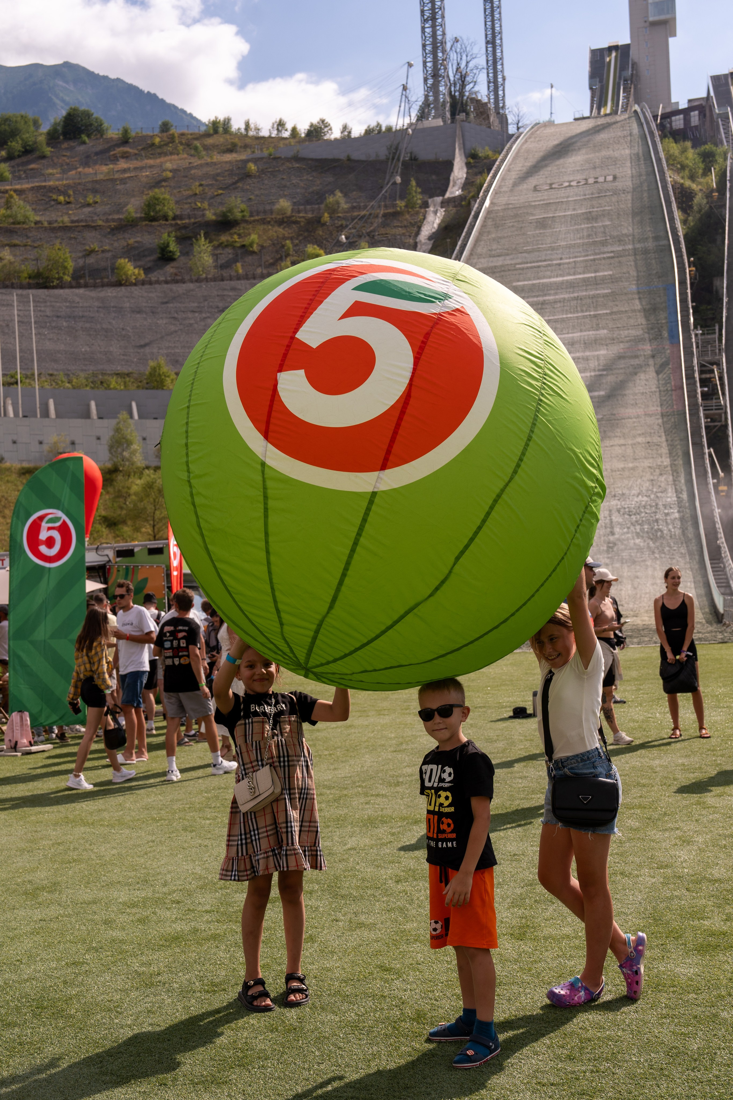 Фотоотчет партнеской интеграции для сети «Пятерочка» на фестивале «Grounded». Репортажный фотограф в Красной Поляне и Сочи Павлюченко Екатерина