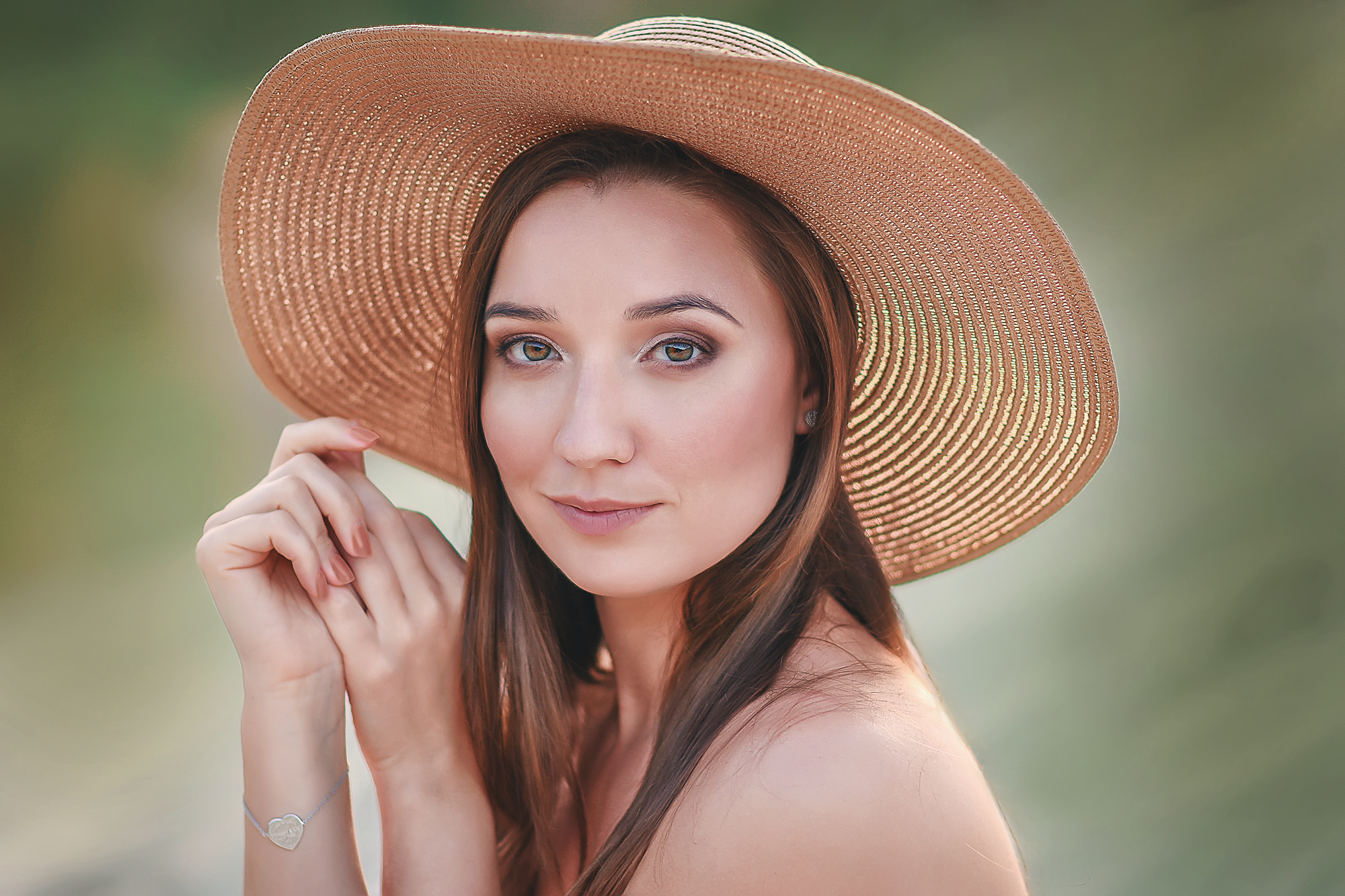 Фотопортрет девушки в шляпе с большими полями.
