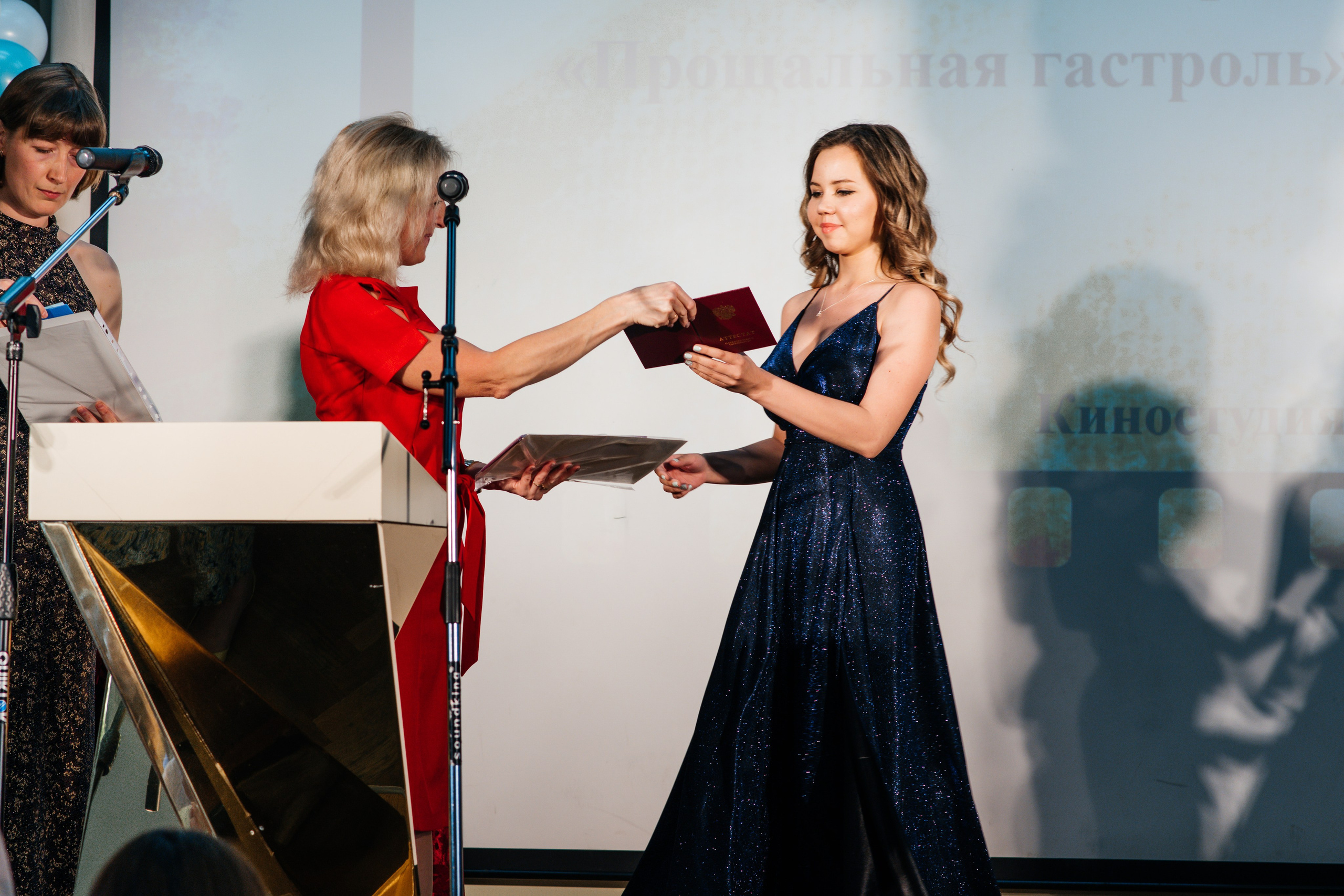 Вручение аттестатов. Выпускные альбомы в Подольске Москве и МО