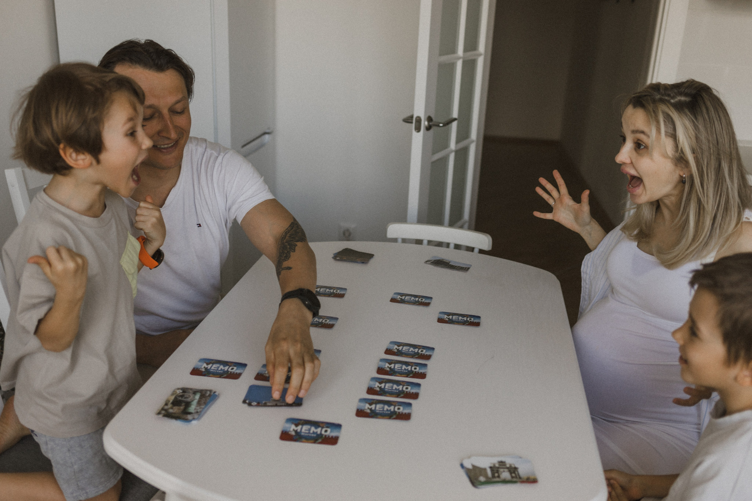 Катя, Паша, Валера и Родион ждут братика. Семейный фотограф в Москве