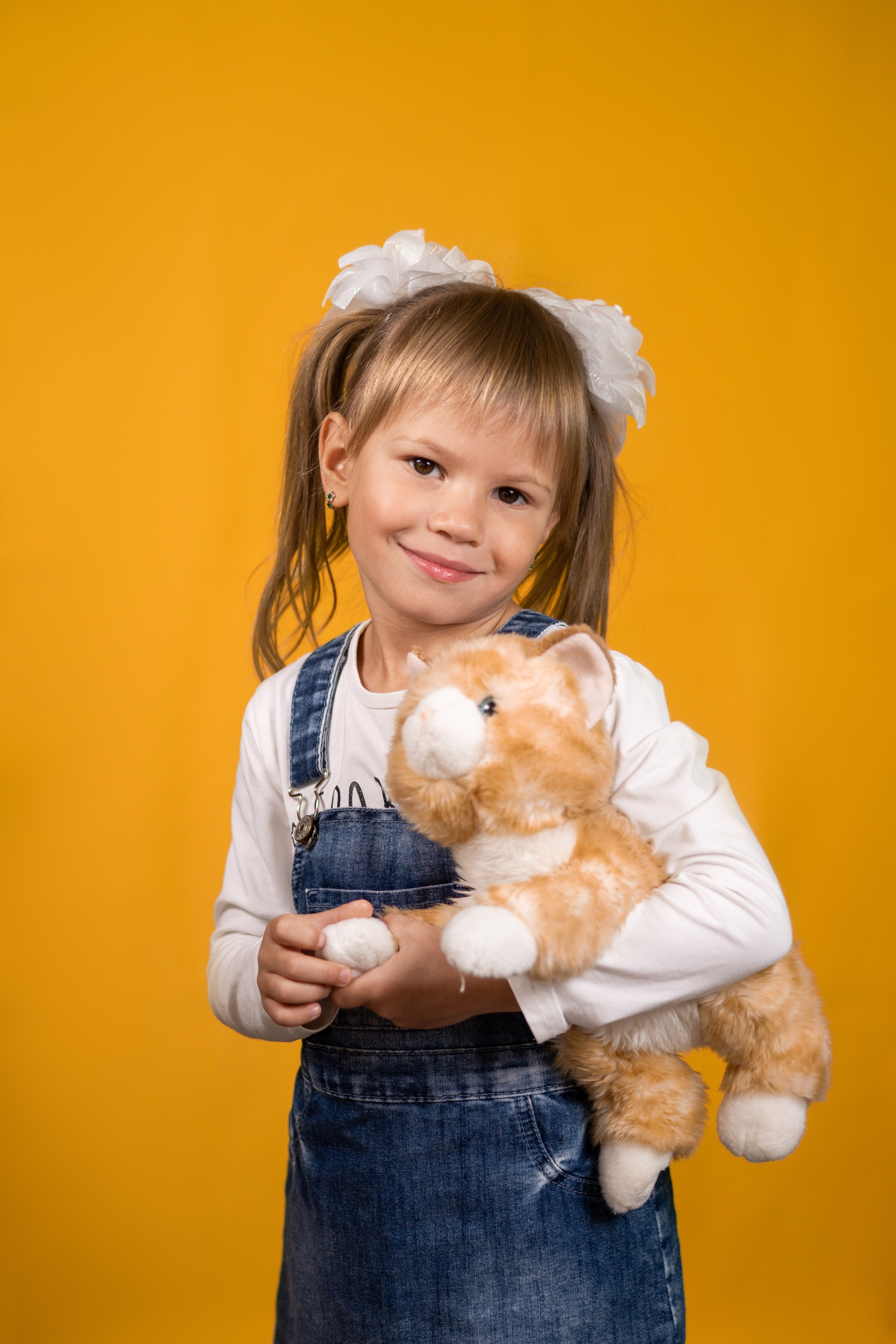 Портреты на желтом фонее. Ольга Плаксина фотограф в Саратове