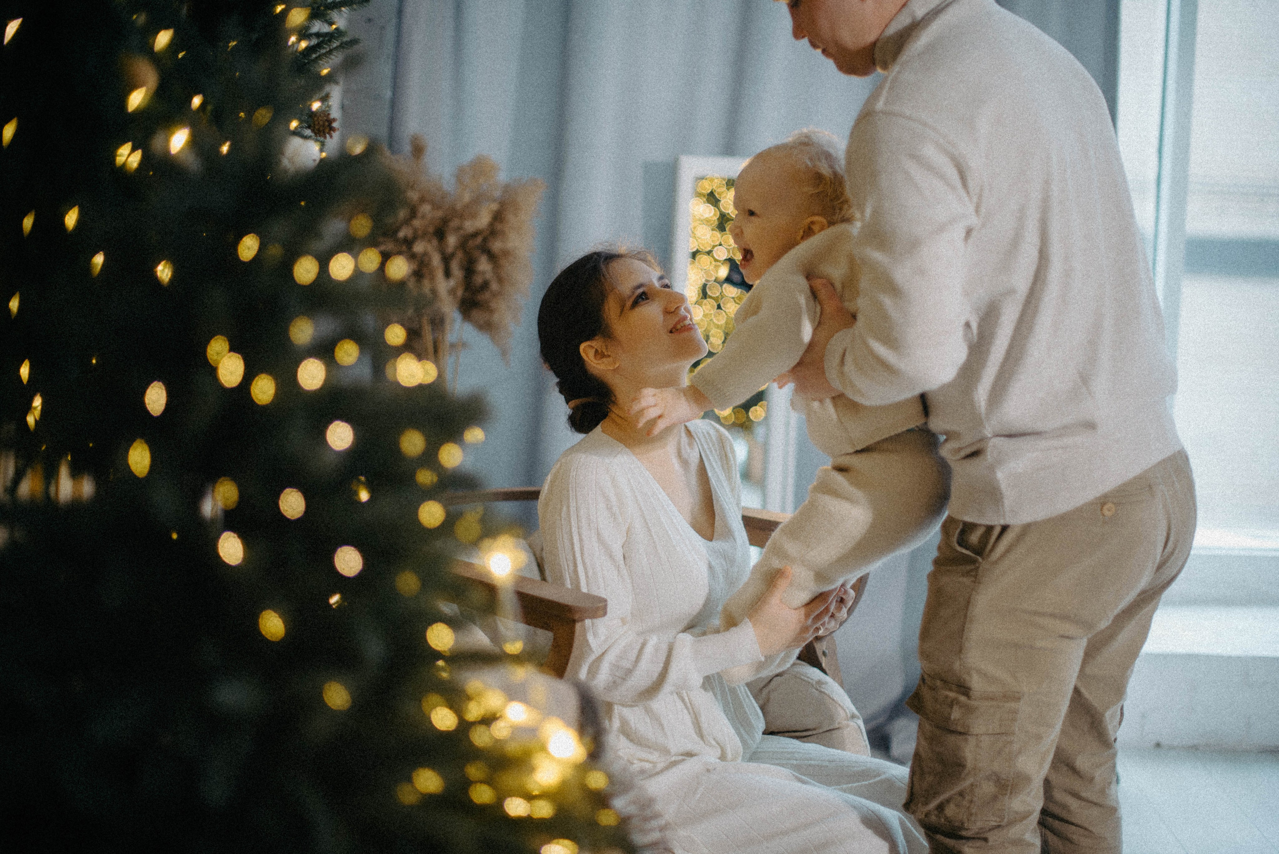 Семья на ёлке обнимаются