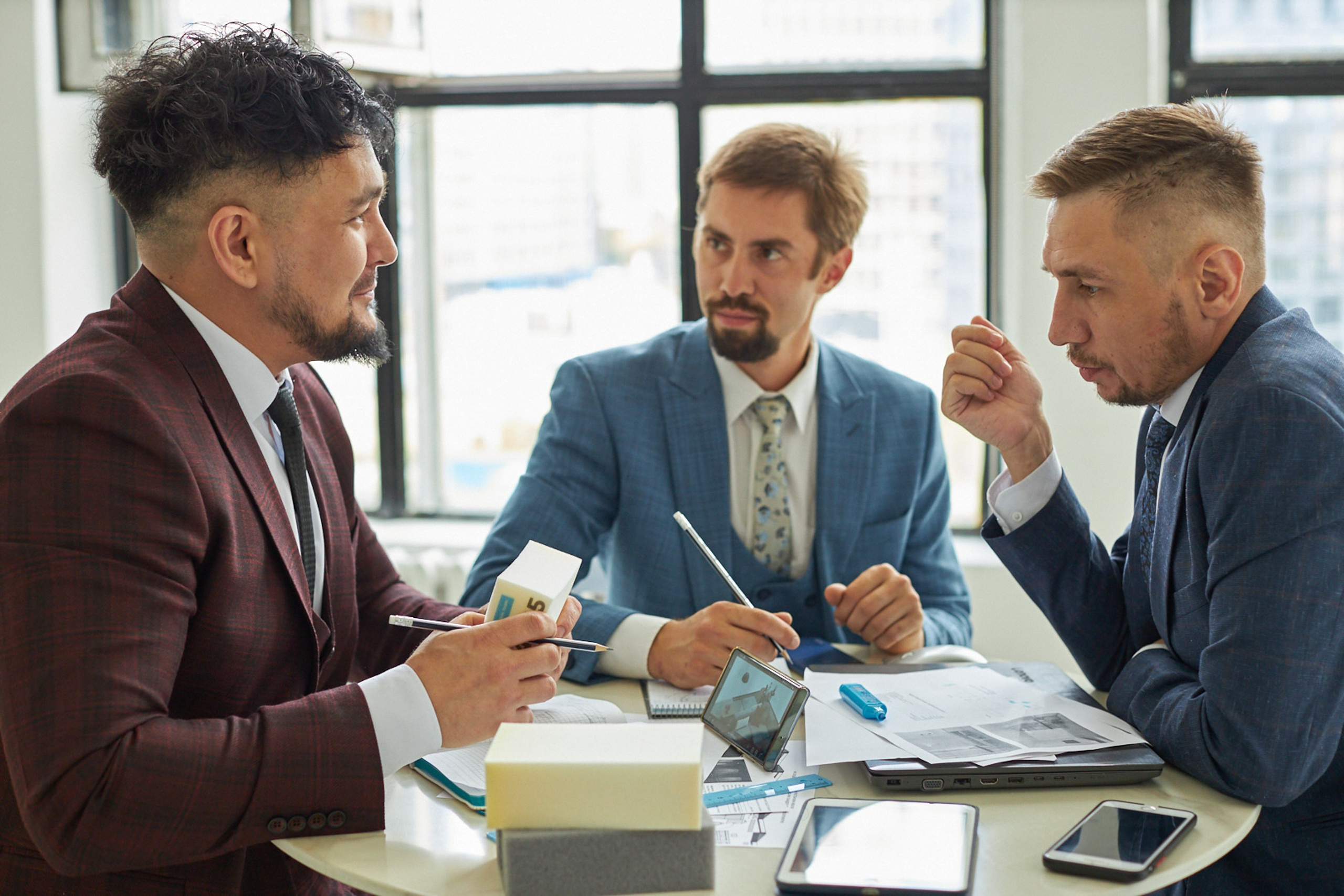 Business meeting conversation in the office - photographer Andrey Dunin