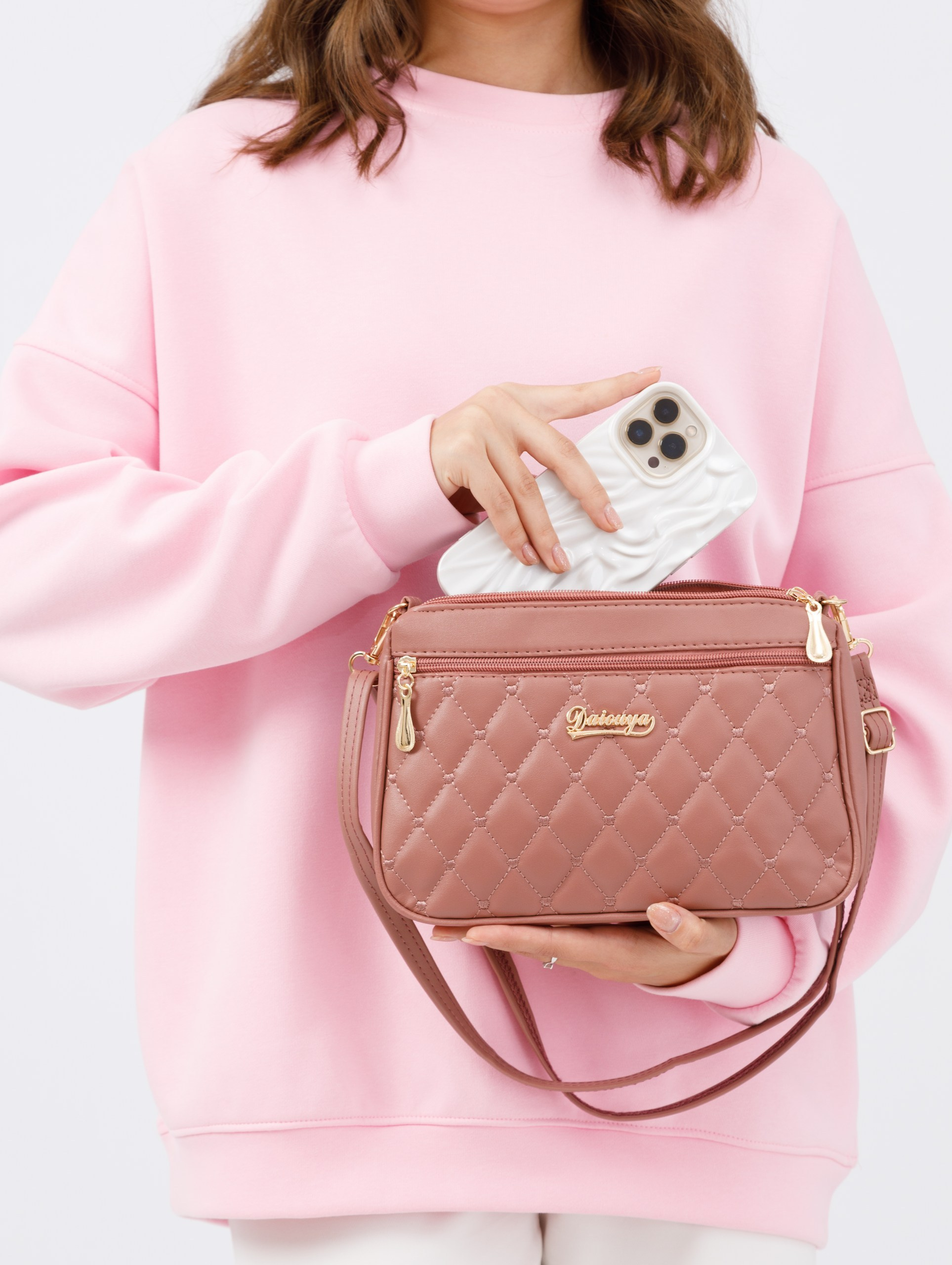 Съемка розовой и черной сумки для маркетплейса. Студия коммерческой съемки ХВОЯ