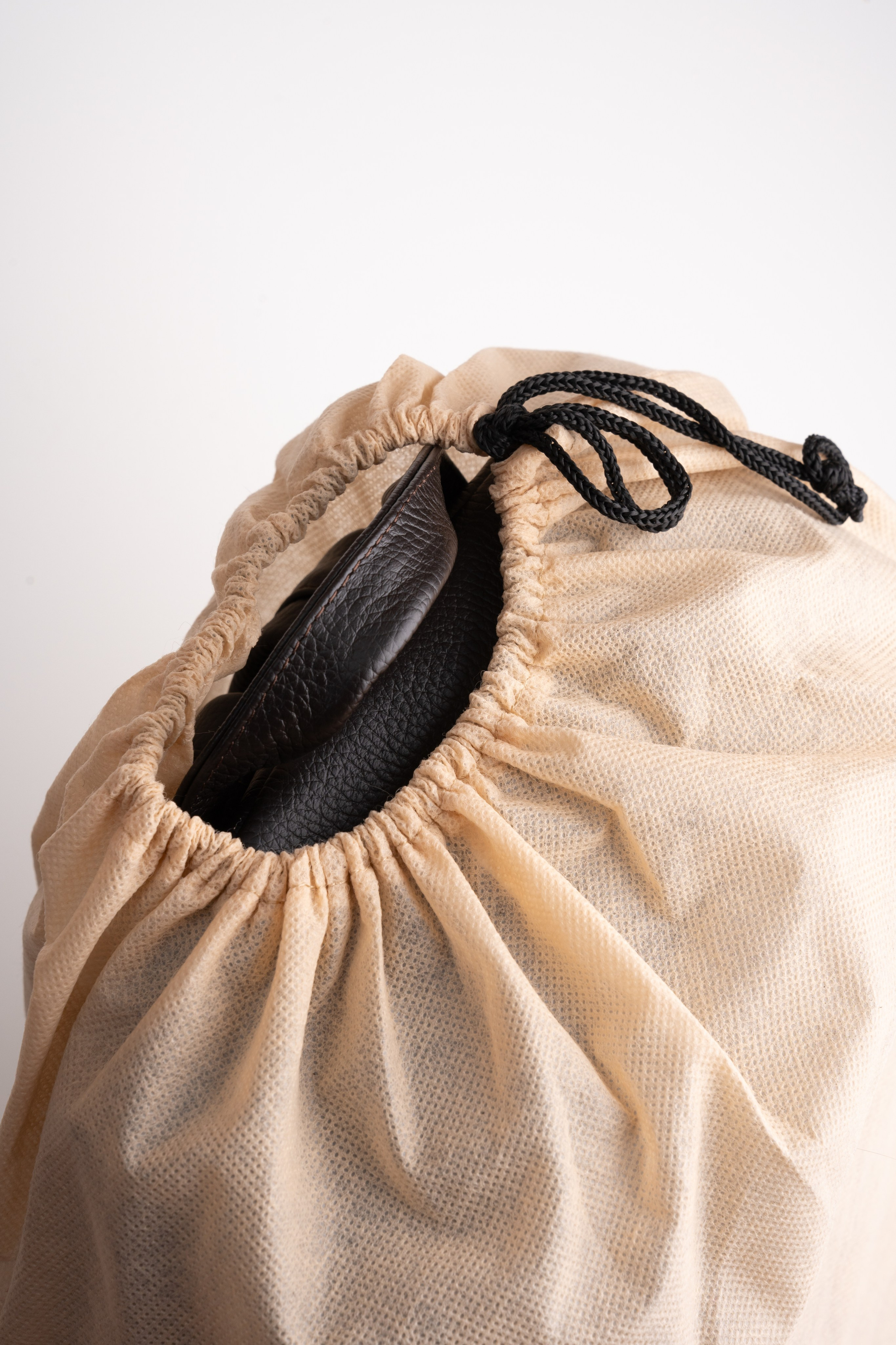 Съёмка кожаного рюкзака для маркетплейса ozon и wildberries, и для социальных сетей. Предметный фотограф Санкт-Петербург