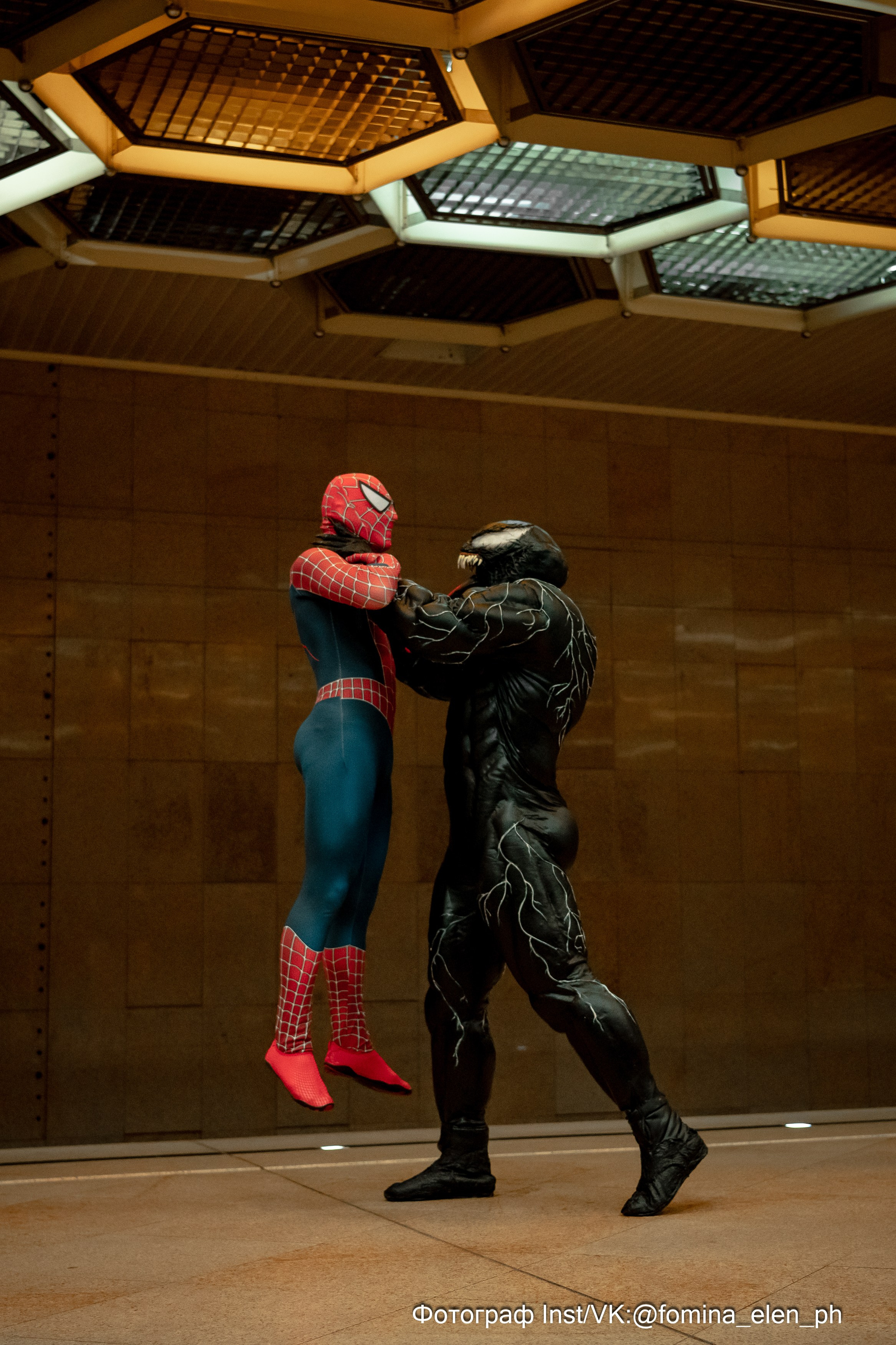 Человек паук и Веном в метро ЕКБ. Фомина Елена Свадебный и семейный фотограф