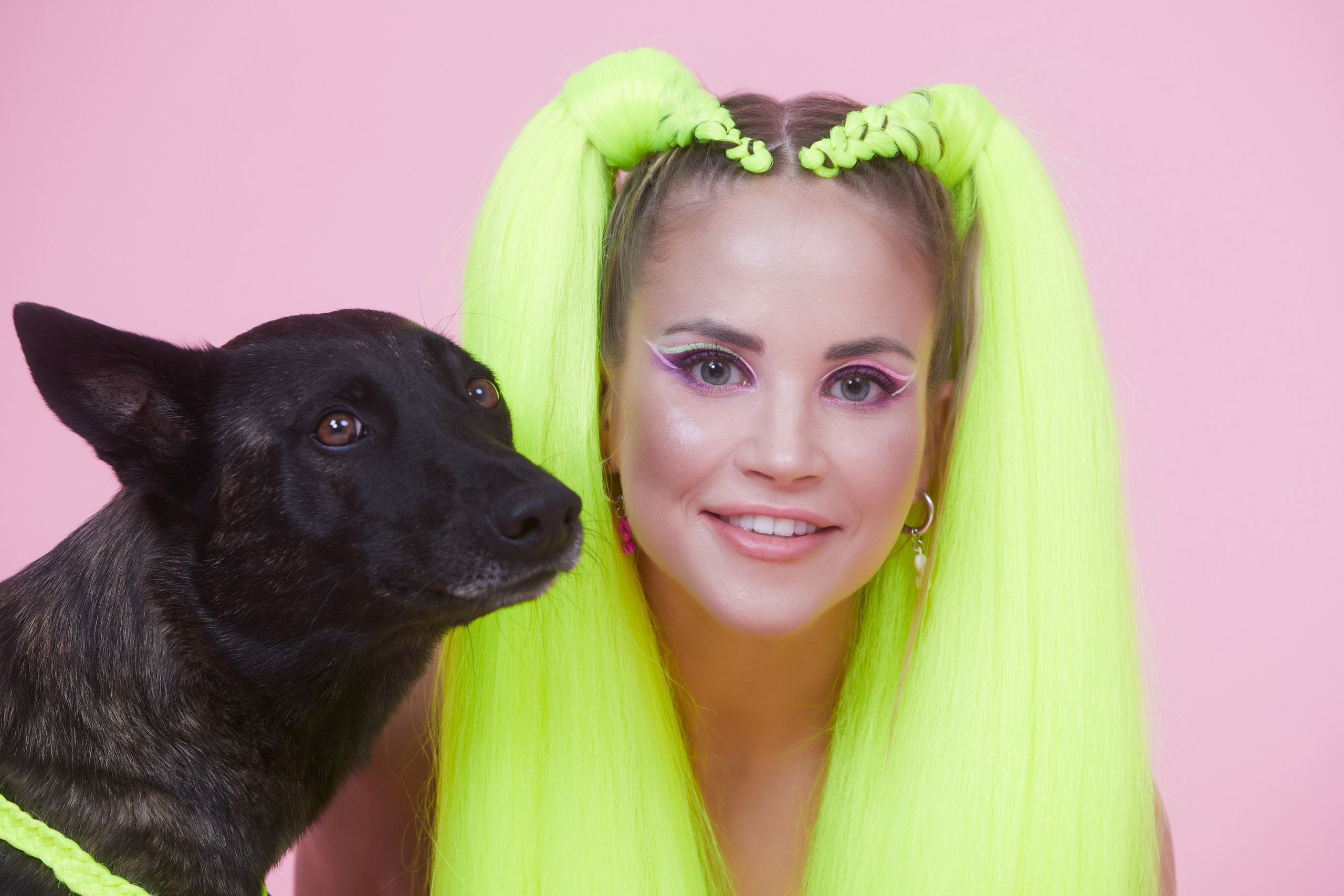 Рекламная съёмка — крупный план девушки с неоновыми хвостами и собакой.