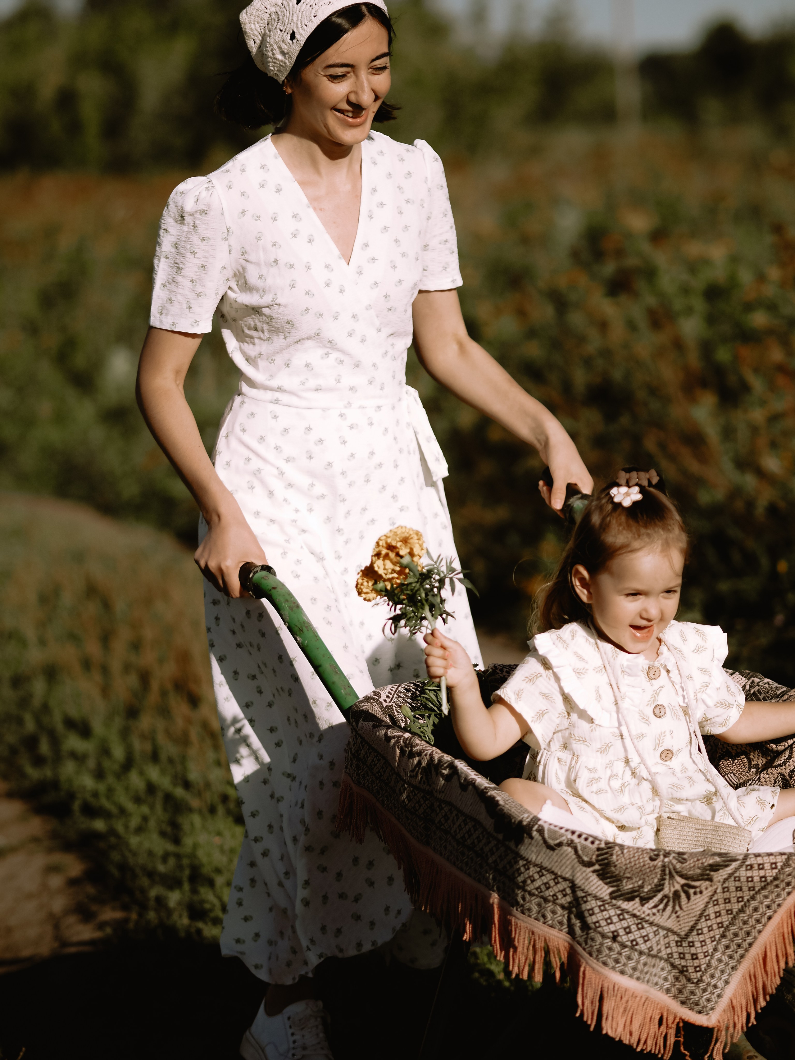 Гоняться по полю на тачке с мамой и папой. Обижаться. Смеяться. Фотограф Рязань. Семейный Свадебный фотограф