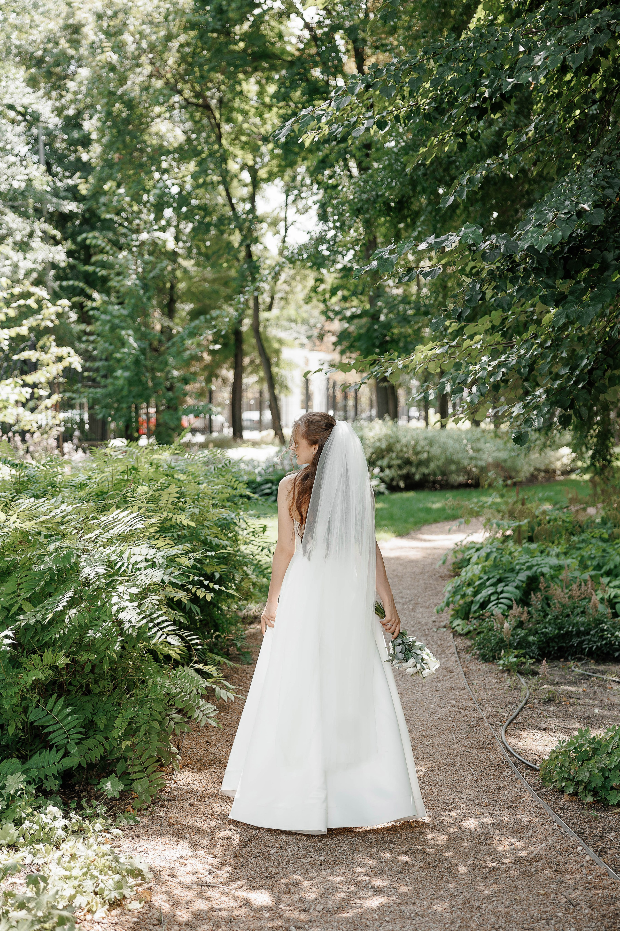 Невеста вид сзади букет фата в парке Орленок в Воронеже