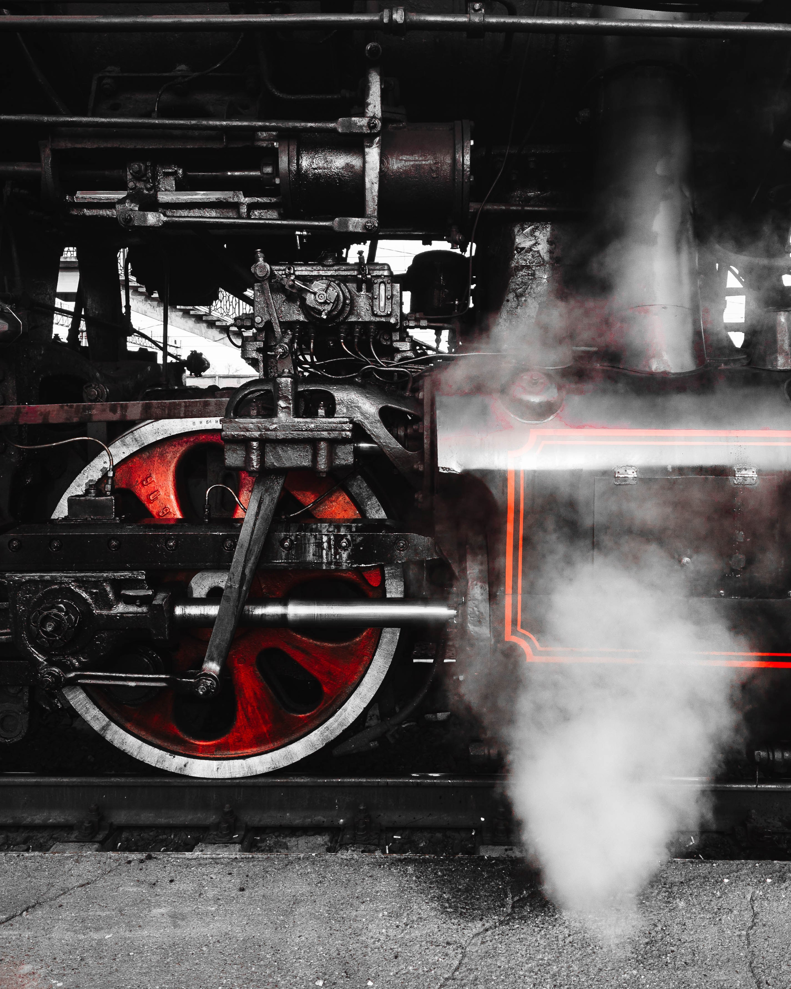 Красные колёса чёрного дымящего паровоза