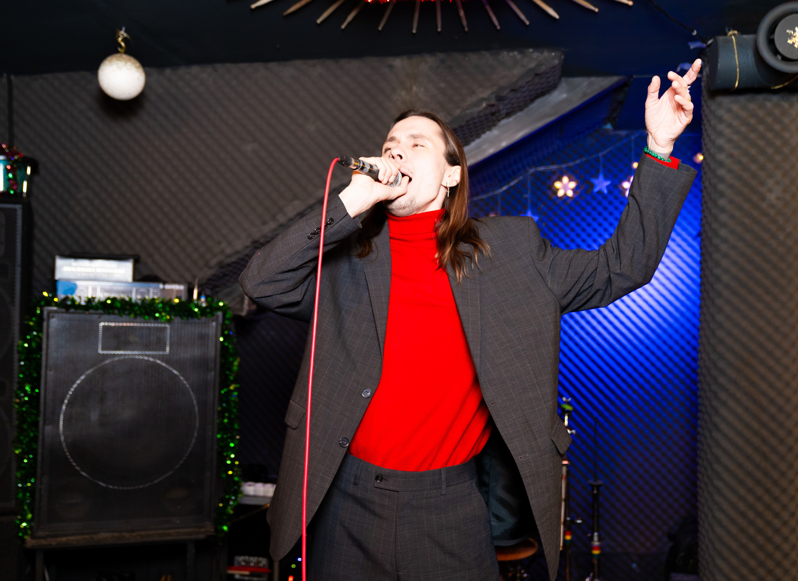 Новый год 2026. Новогодняя ночь 2026 в баре Дебошир (Debaser). Репортажный, street и urban фотограф в Санкт-Петербурге Мальцев Евгений