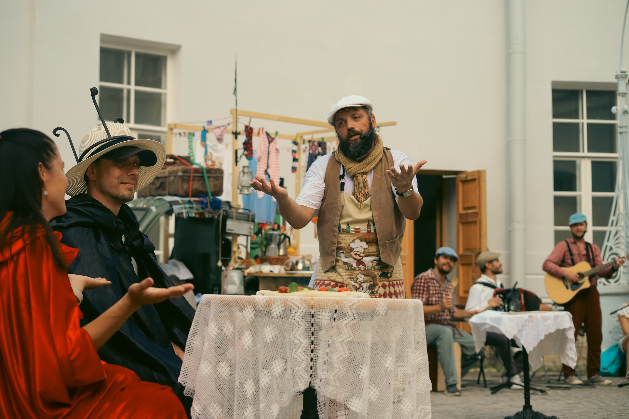 Театр Вкуса, Приключения итальянцев в России