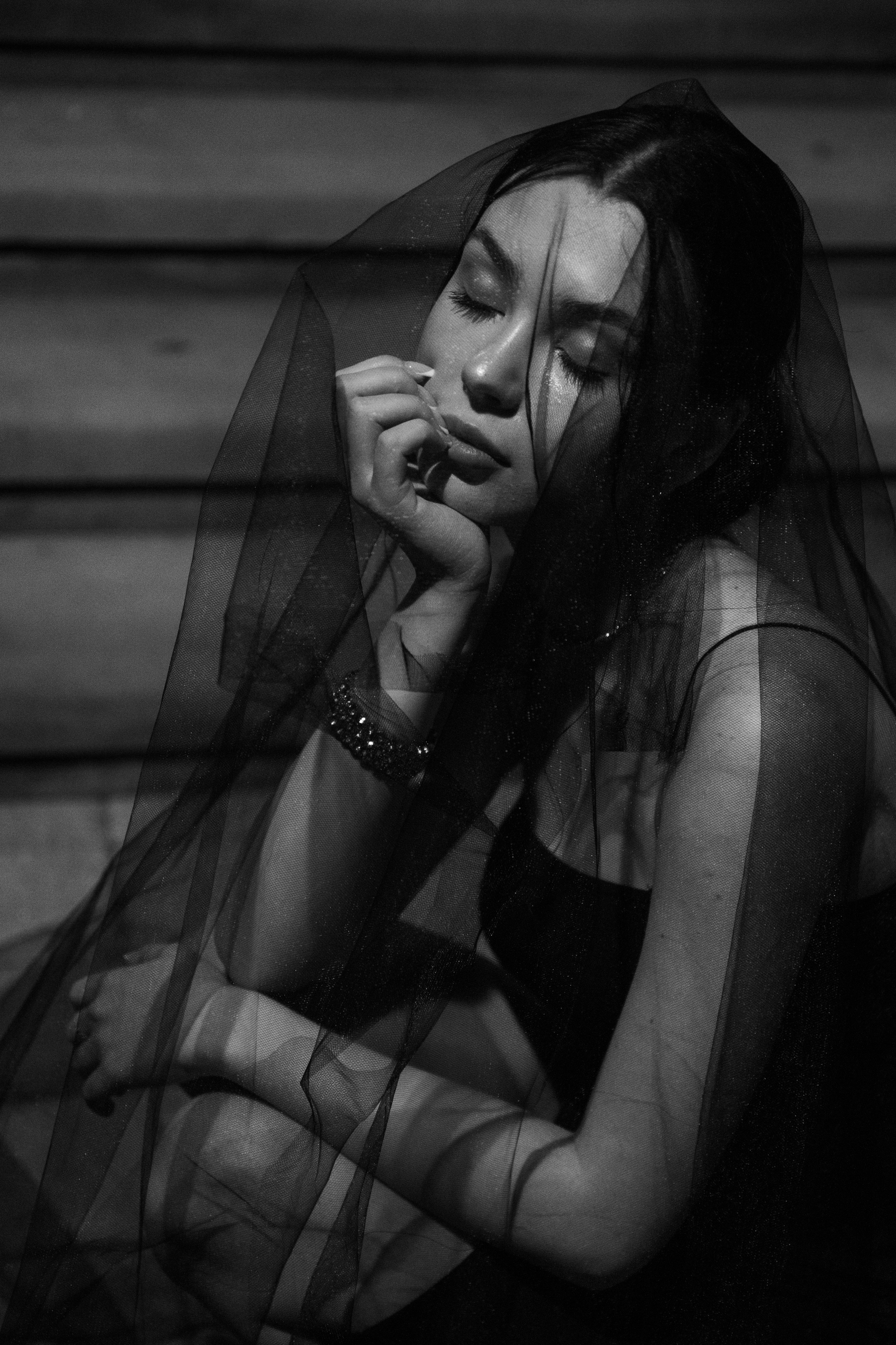 Девушка ночью в черной фате крупный план