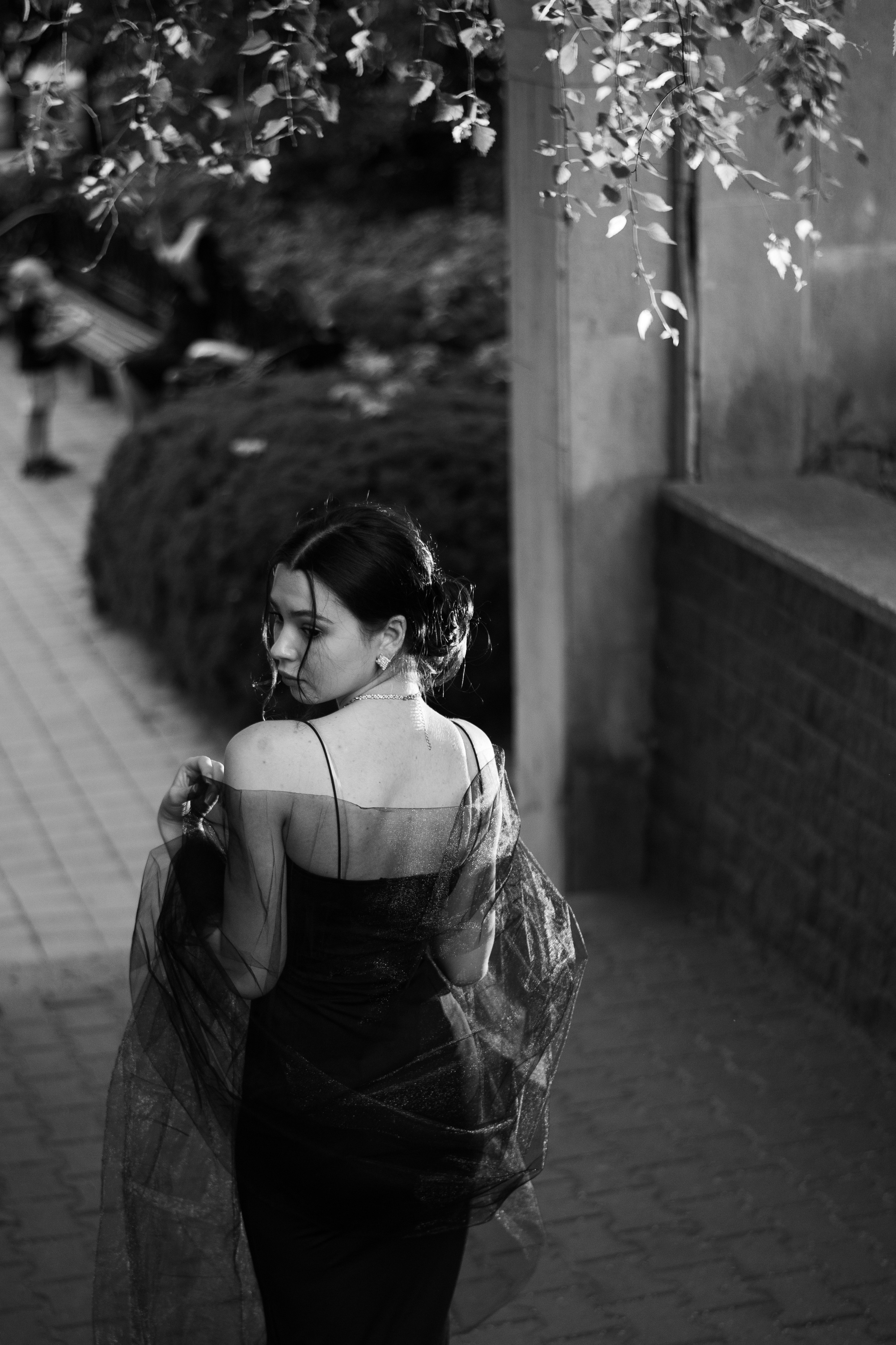 девушка на улице вечером в вечернем платье вид со спины