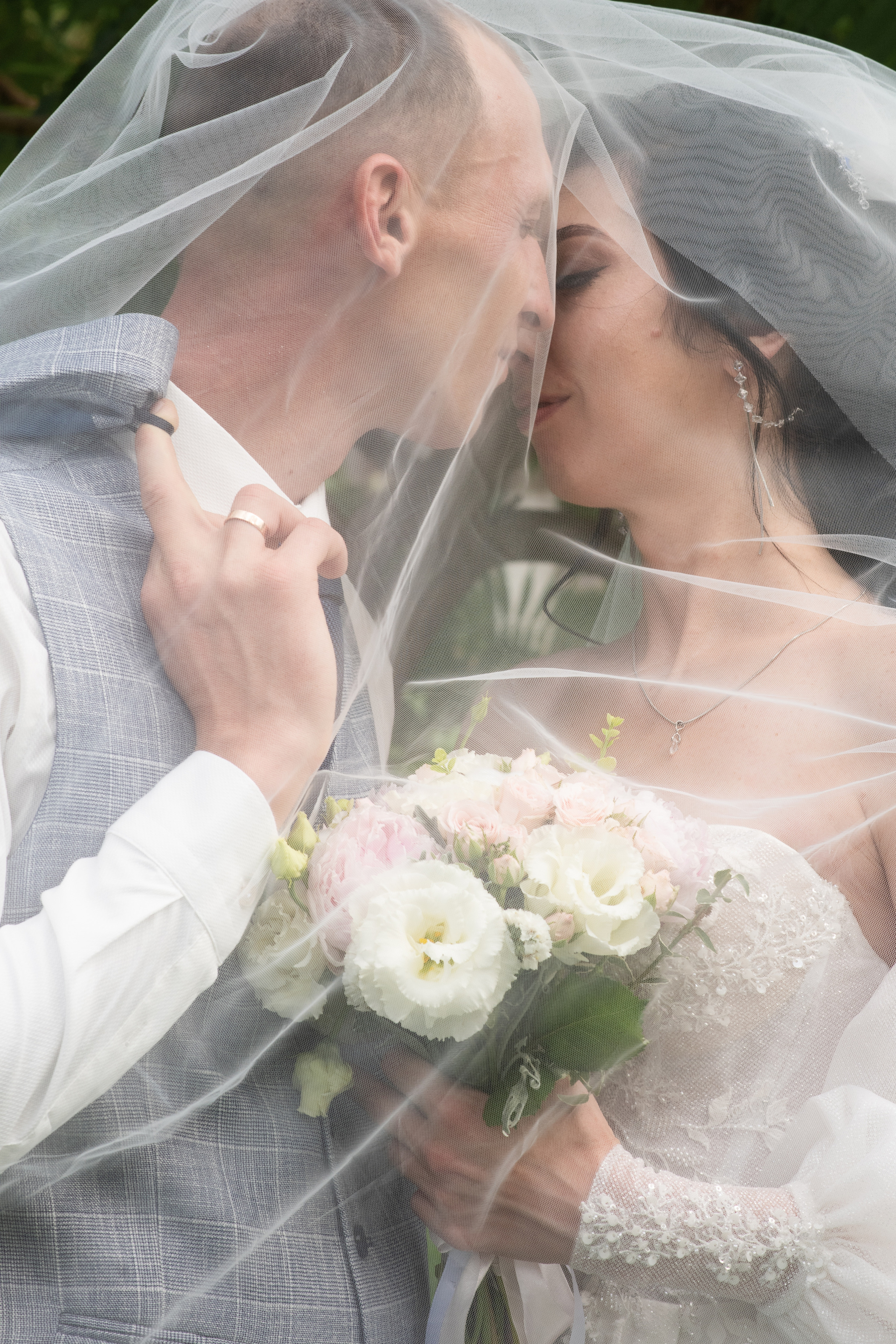 поцелуй жениха и невесты под фатой