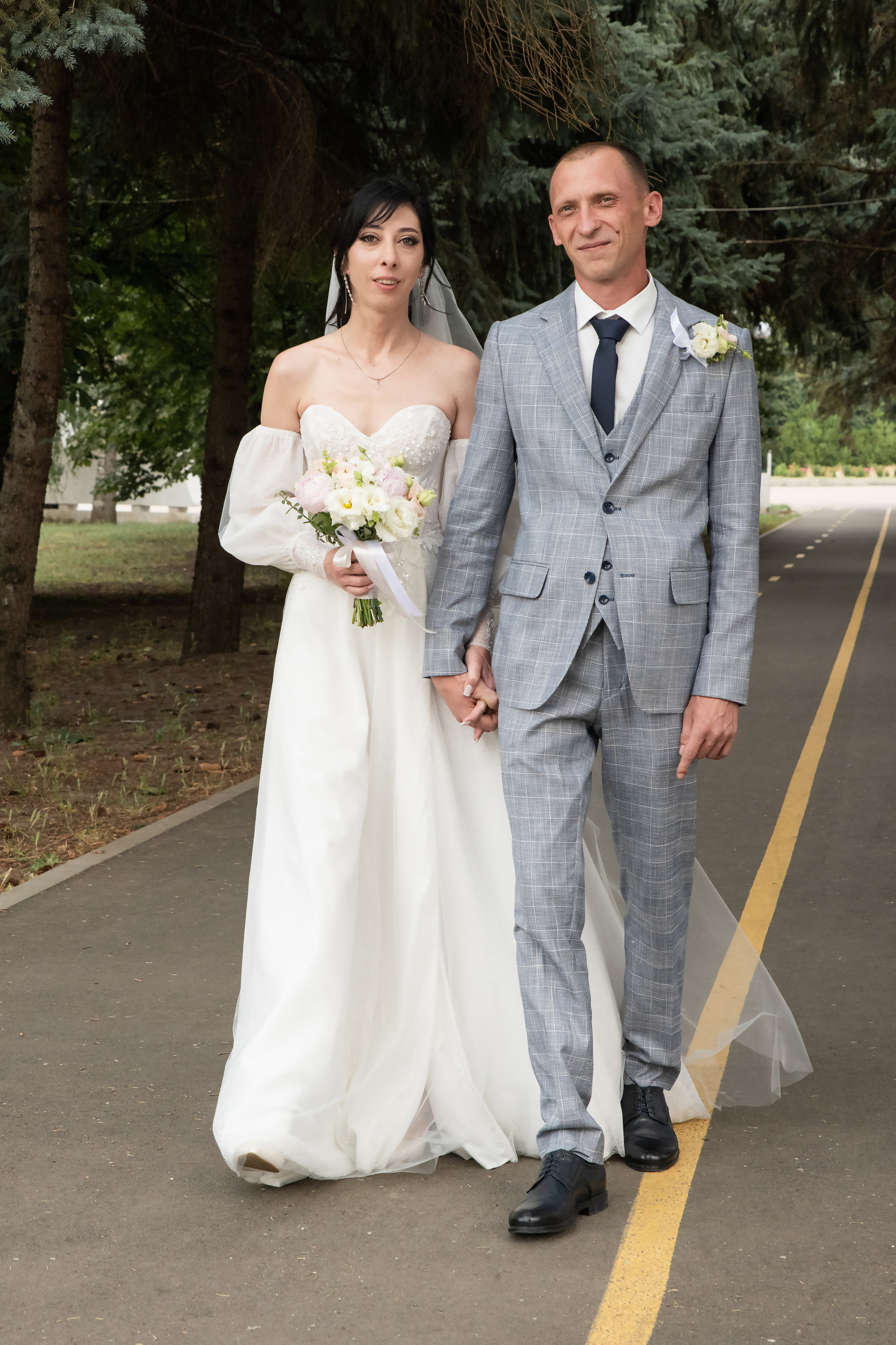 прогулка жениха и невесты в парке